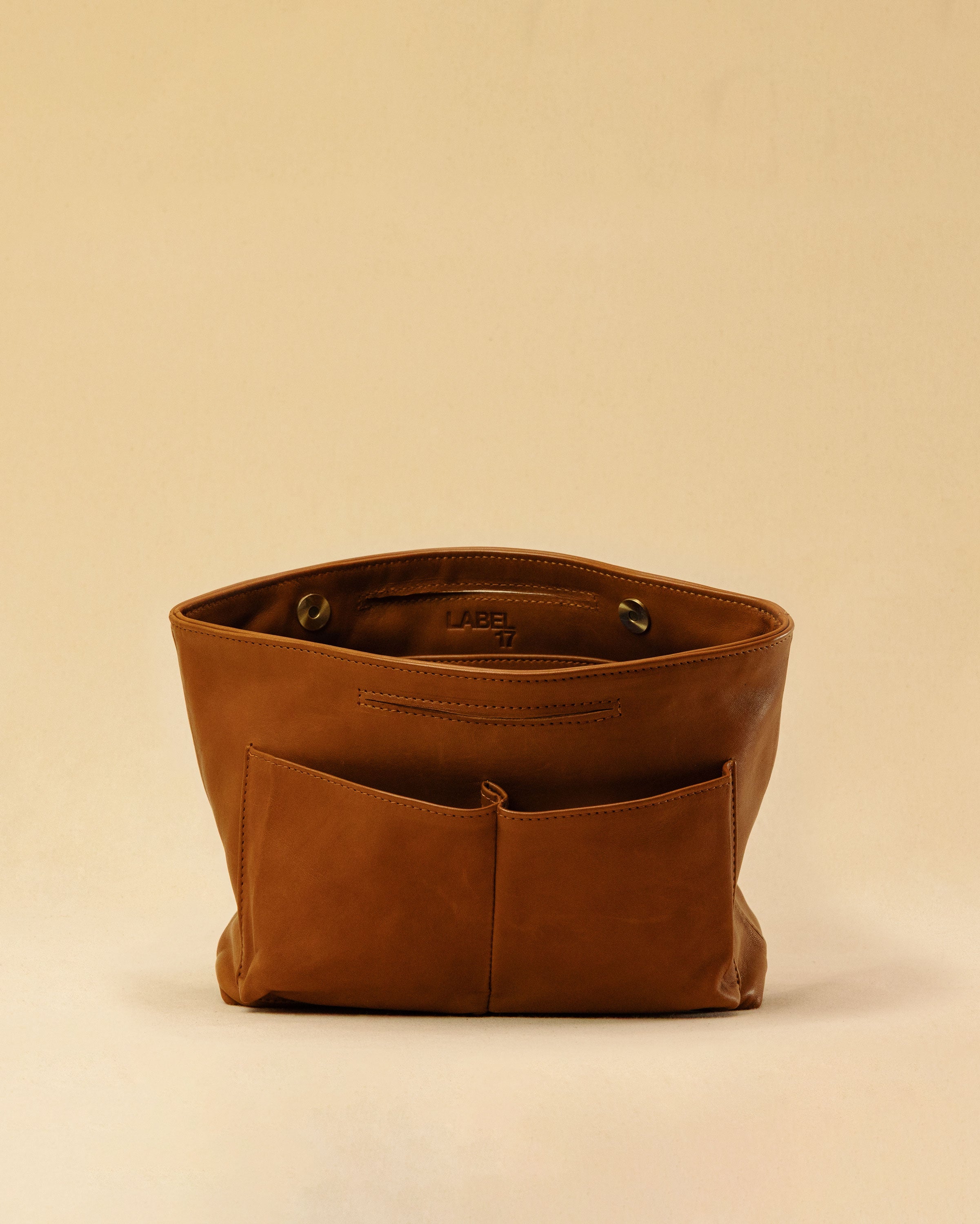 The Bag Organizer PENNY by LABEL17 is crafted from supple nappa leather and brings effortless style and order to large handbags. With integrated outer and inner compartments and a magnetic closure, it fits perfectly into the Shoulder Bag Original.