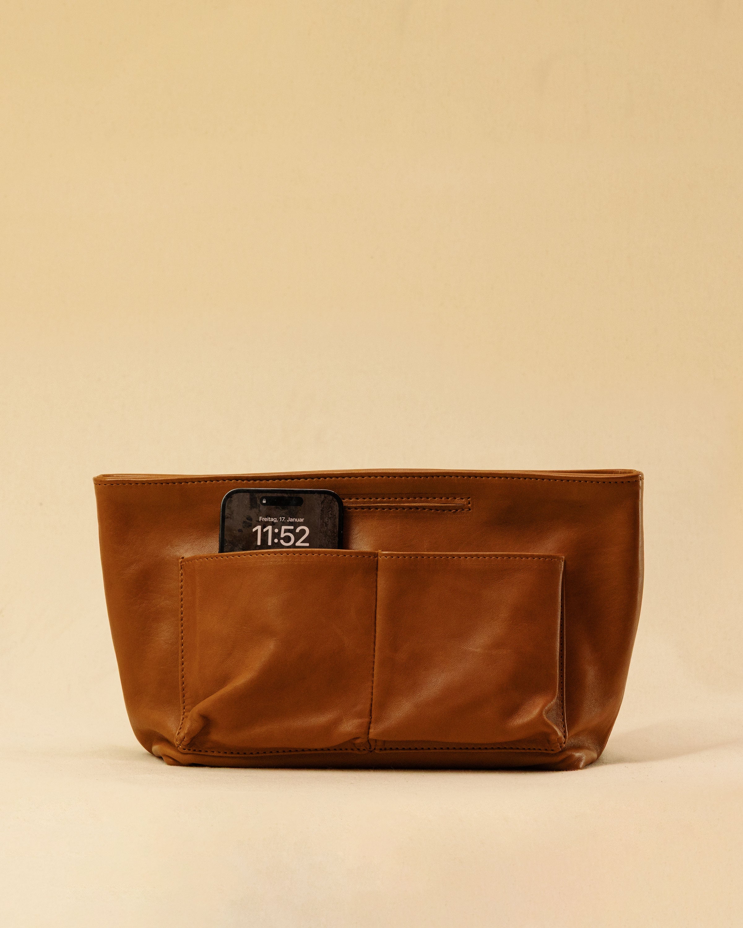 The Bag Organizer PENNY by LABEL17 is crafted from supple nappa leather and brings effortless style and order to large handbags. With integrated outer and inner compartments and a magnetic closure, it fits perfectly into the Shoulder Bag Original.