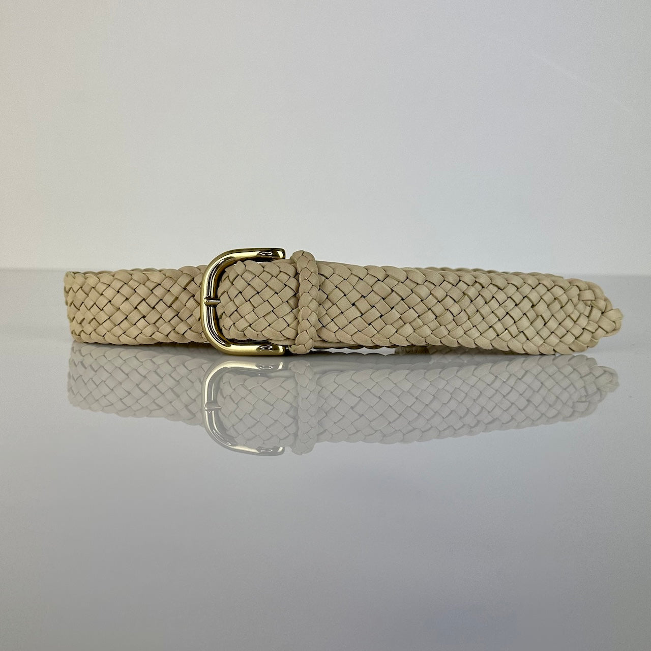 Der Braided Belt von LABEL17 ist ein Gürtel gefertigt aus geschmeidigem, pflanzlich gegerbtem Lamm-Nappaleder, von Hand geflochten in der Farbe dunkelbraun. Mit Messingschnalle.