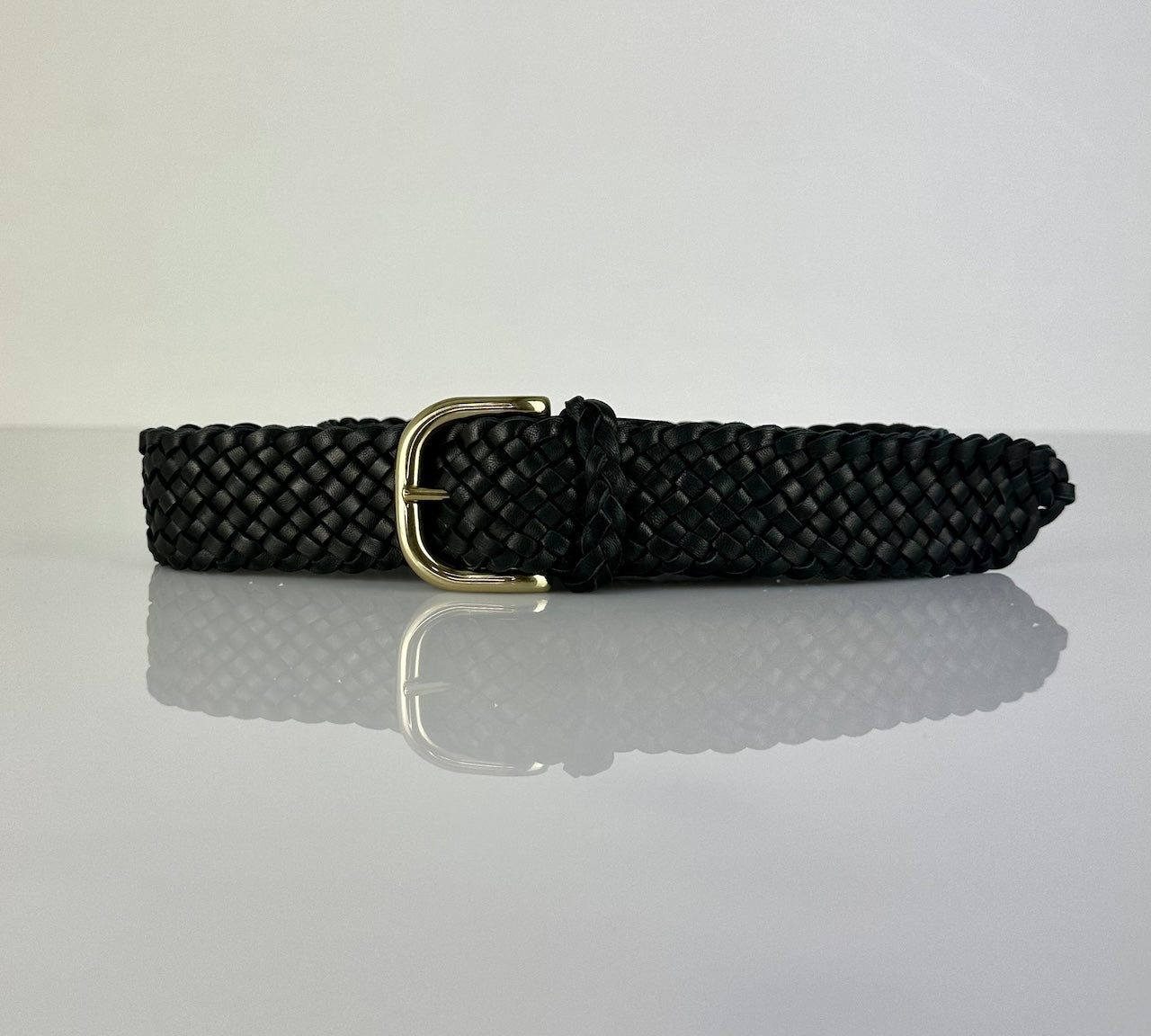 Der Braided Belt von LABEL17 ist ein Gürtel gefertigt aus geschmeidigem, pflanzlich gegerbtem Lamm-Nappaleder, von Hand geflochten in der Farbe dunkelbraun. Mit Messingschnalle.