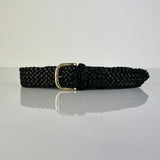 Der Braided Belt 40 in Black von LABEL17 ist ein Gürtel gefertigt aus geschmeidigem, pflanzlich gegerbtem Lamm-Nappaleder, von Hand geflochten in der Farbe dunkelbraun. Mit Messingschnalle.