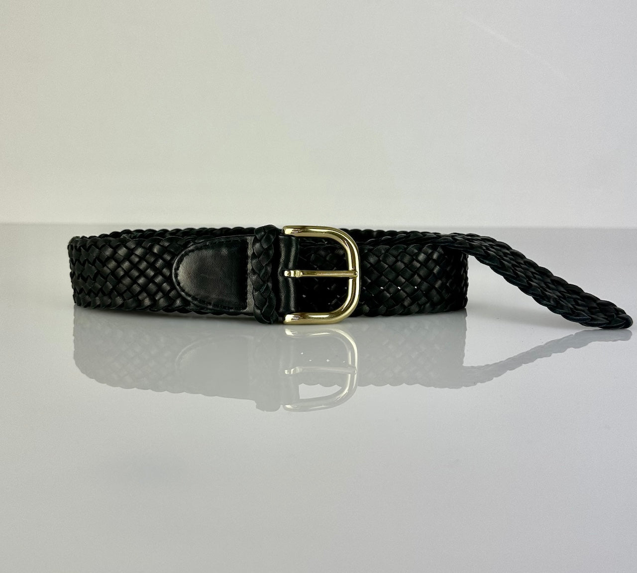 Der Braided Belt 40 in Black von LABEL17 ist ein Gürtel gefertigt aus geschmeidigem, pflanzlich gegerbtem Lamm-Nappaleder, von Hand geflochten in der Farbe dunkelbraun. Mit Messingschnalle.