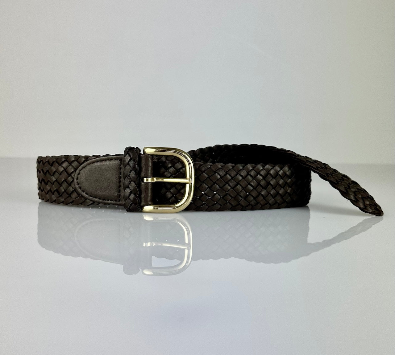 Der Braided Belt von LABEL17 ist ein Gürtel gefertigt aus geschmeidigem, pflanzlich gegerbtem Lamm-Nappaleder, von Hand geflochten in der Farbe dunkelbraun. Mit Messingschnalle.