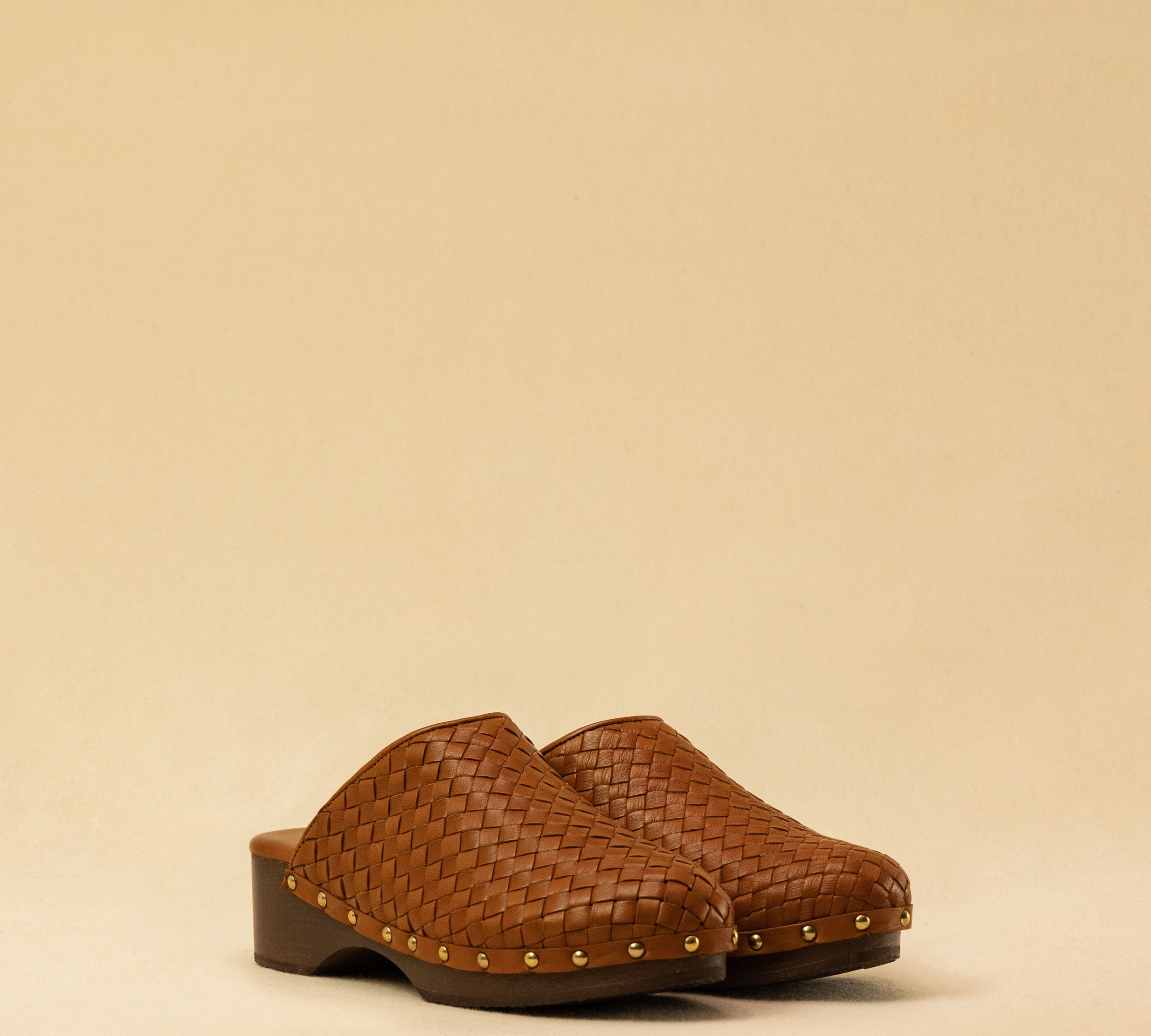 The Braided Clogs ATHENA by LABEL17 are expertly crafted from supple, vegetable-tanned leather, meticulously hand-braided for a rich, textured finish. The intricate craftsmanship showcases the beauty of traditional techniques, while a durable Vibram sole provides lasting comfort and stability with every step. Designed with an artisanal approach, these clogs make a refined yet effortless statement. Quiet luxury at its finest. Handmade in Greece.