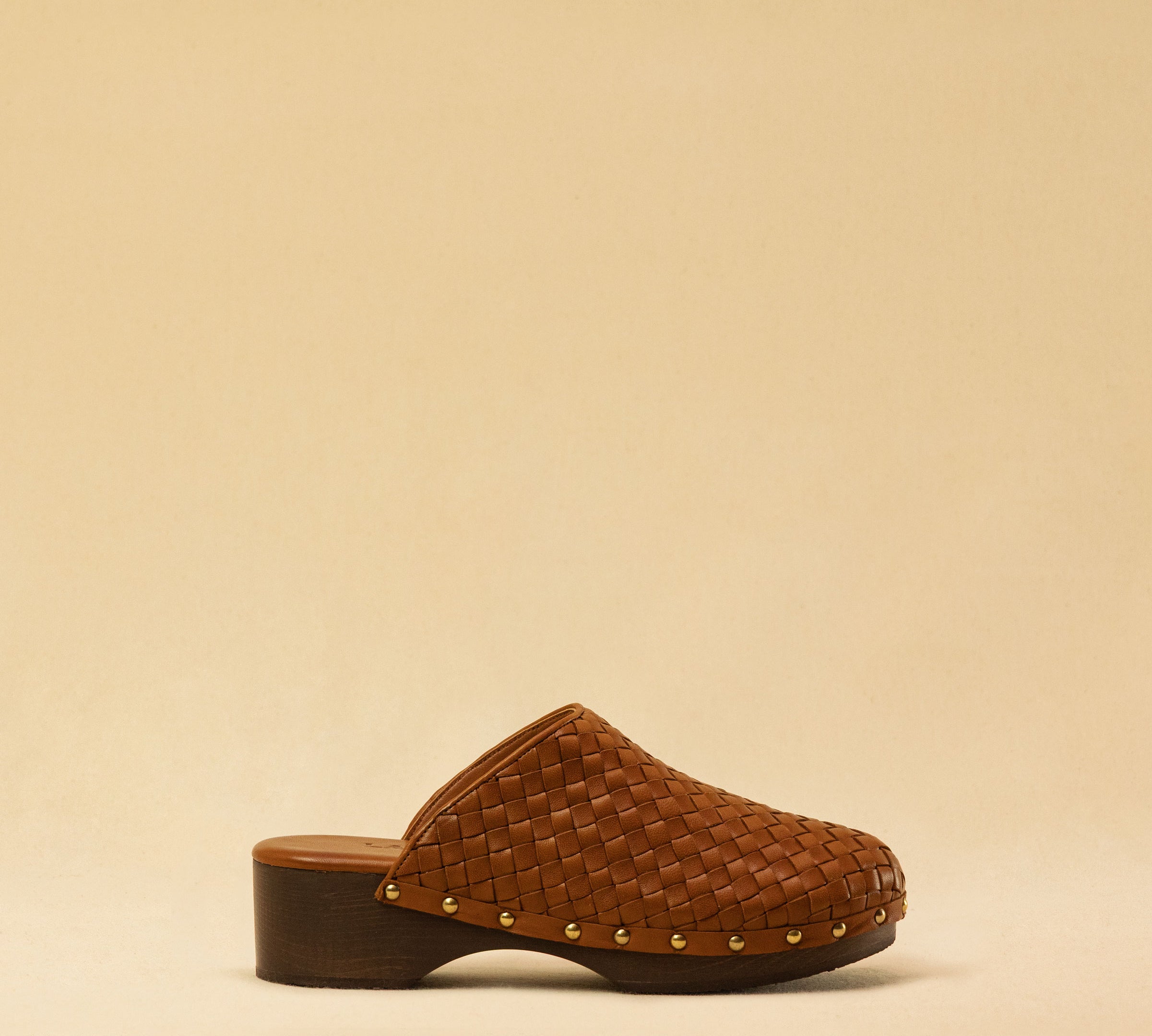 The Braided Clogs ATHENA by LABEL17 are expertly crafted from supple, vegetable-tanned leather, meticulously hand-braided for a rich, textured finish. The intricate craftsmanship showcases the beauty of traditional techniques, while a durable Vibram sole provides lasting comfort and stability with every step. Designed with an artisanal approach, these clogs make a refined yet effortless statement. Quiet luxury at its finest. Handmade in Greece.