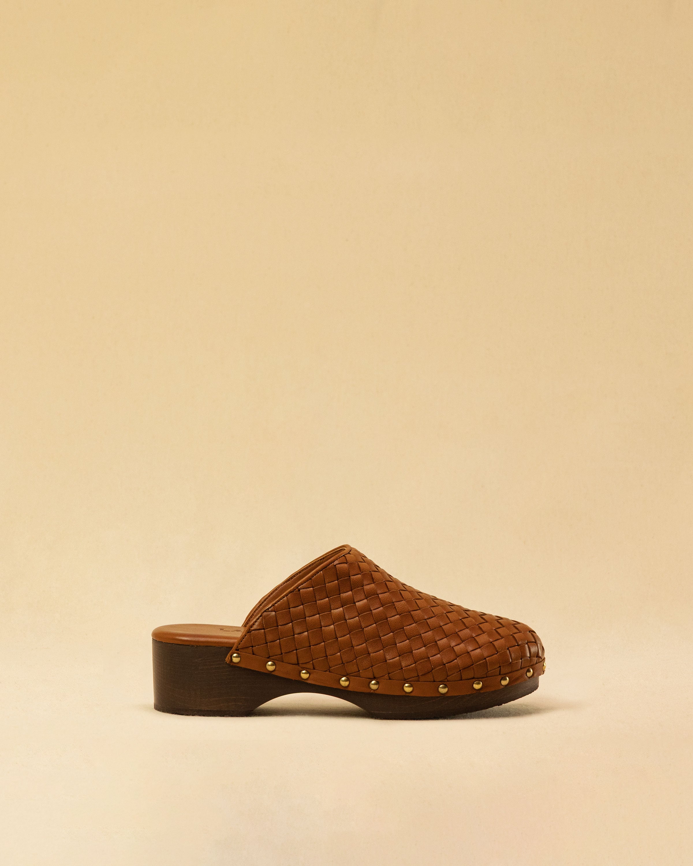 The Braided Clogs ATHENA by LABEL17 are expertly crafted from supple, vegetable-tanned leather, meticulously hand-braided for a rich, textured finish. The intricate craftsmanship showcases the beauty of traditional techniques, while a durable Vibram sole provides lasting comfort and stability with every step. Designed with an artisanal approach, these clogs make a refined yet effortless statement. Quiet luxury at its finest. Handmade in Greece.