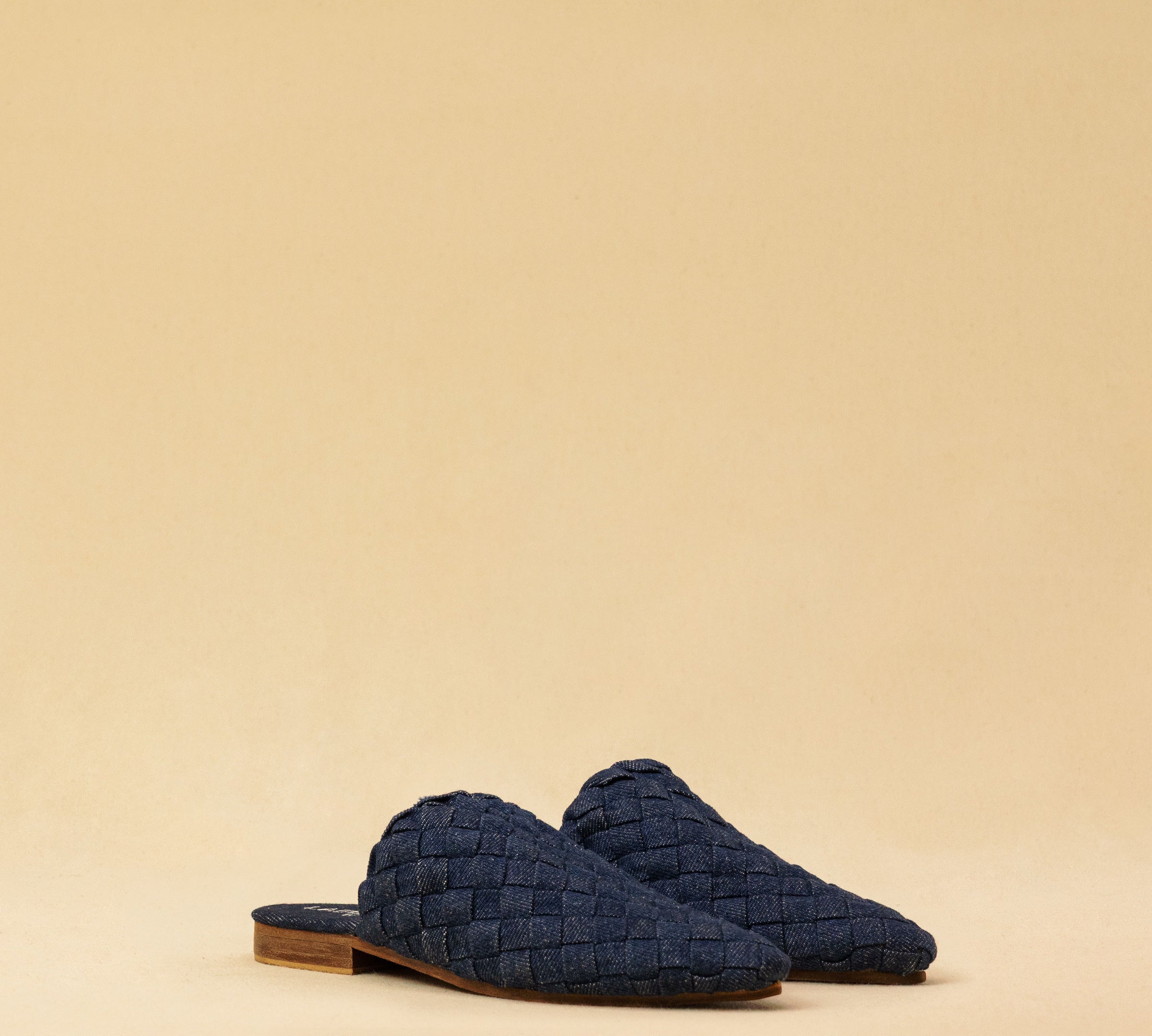 The Braided Mule COCO in Denim by LABEL17 blends artisanal craftsmanship with effortless elegance. Carefully hand-braided from premium washed cotton denim, it adds a unique texture to any look. The fine leather sole with a 1.5cm heel ensures comfort and a refined silhouette. Handmade in Morocco.