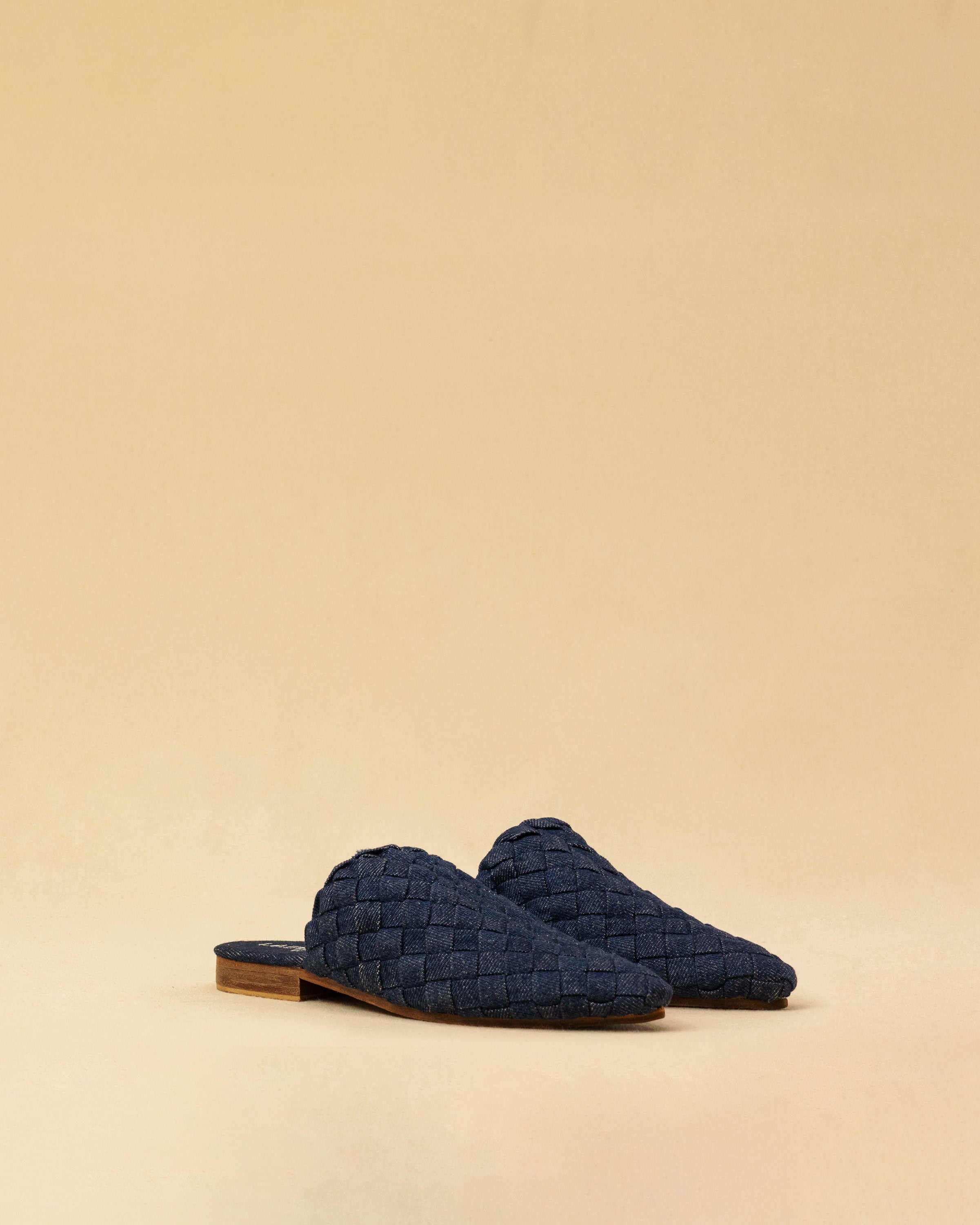 The Braided Mule COCO in Denim by LABEL17 blends artisanal craftsmanship with effortless elegance. Carefully hand-braided from premium washed cotton denim, it adds a unique texture to any look. The fine leather sole with a 1.5cm heel ensures comfort and a refined silhouette. Handmade in Morocco.