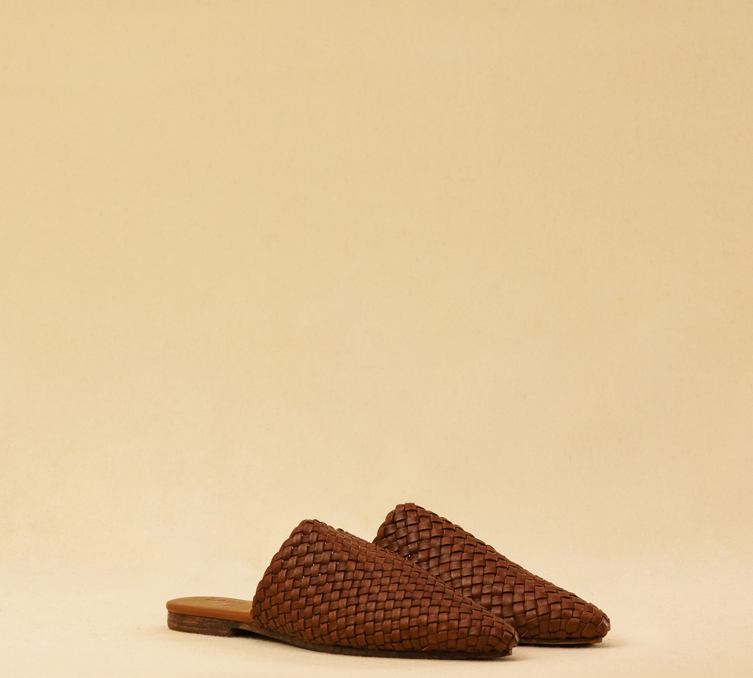 The Braided Mules COCO by LABEL17 are crafted from the finest vegetable-tanned lamb nappa leather and meticulously hand-braided. The delicate leather sole with a 1.5 cm heel ensures exceptional comfort and a refined silhouette. Handmade in Morocco.