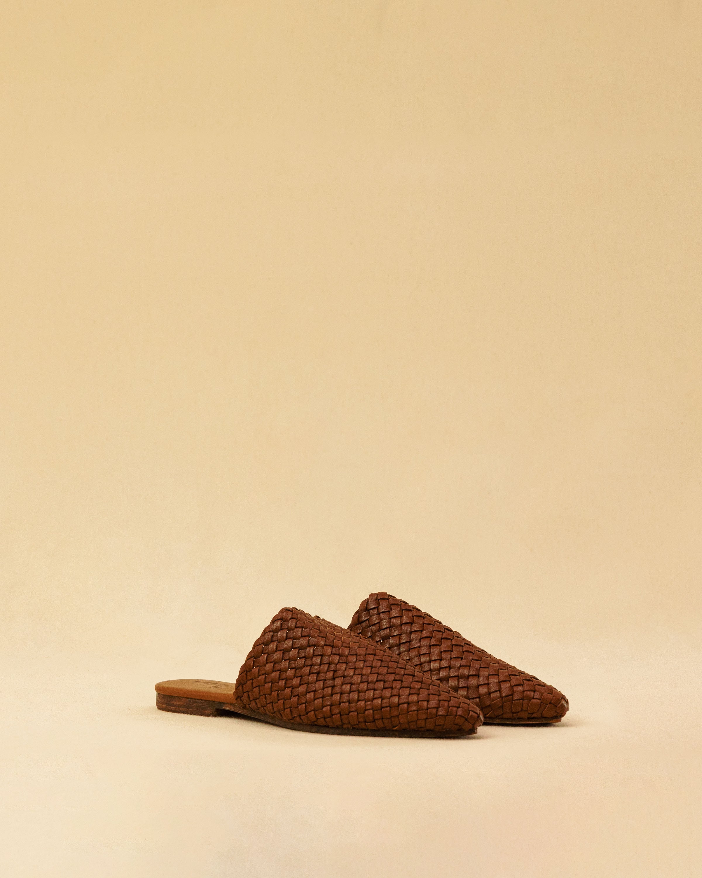 The Braided Mules COCO by LABEL17 are crafted from the finest vegetable-tanned lamb nappa leather and meticulously hand-braided. The delicate leather sole with a 1.5 cm heel ensures exceptional comfort and a refined silhouette. Handmade in Morocco.