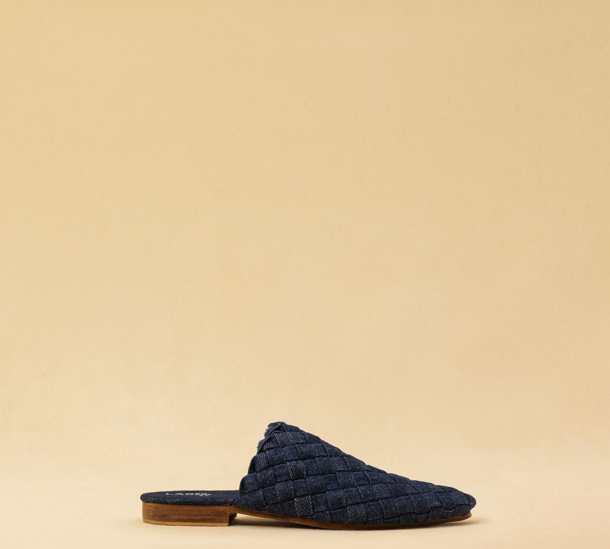 The Braided Mule COCO in Denim by LABEL17 blends artisanal craftsmanship with effortless elegance. Carefully hand-braided from premium washed cotton denim, it adds a unique texture to any look. The fine leather sole with a 1.5cm heel ensures comfort and a refined silhouette. Handmade in Morocco.