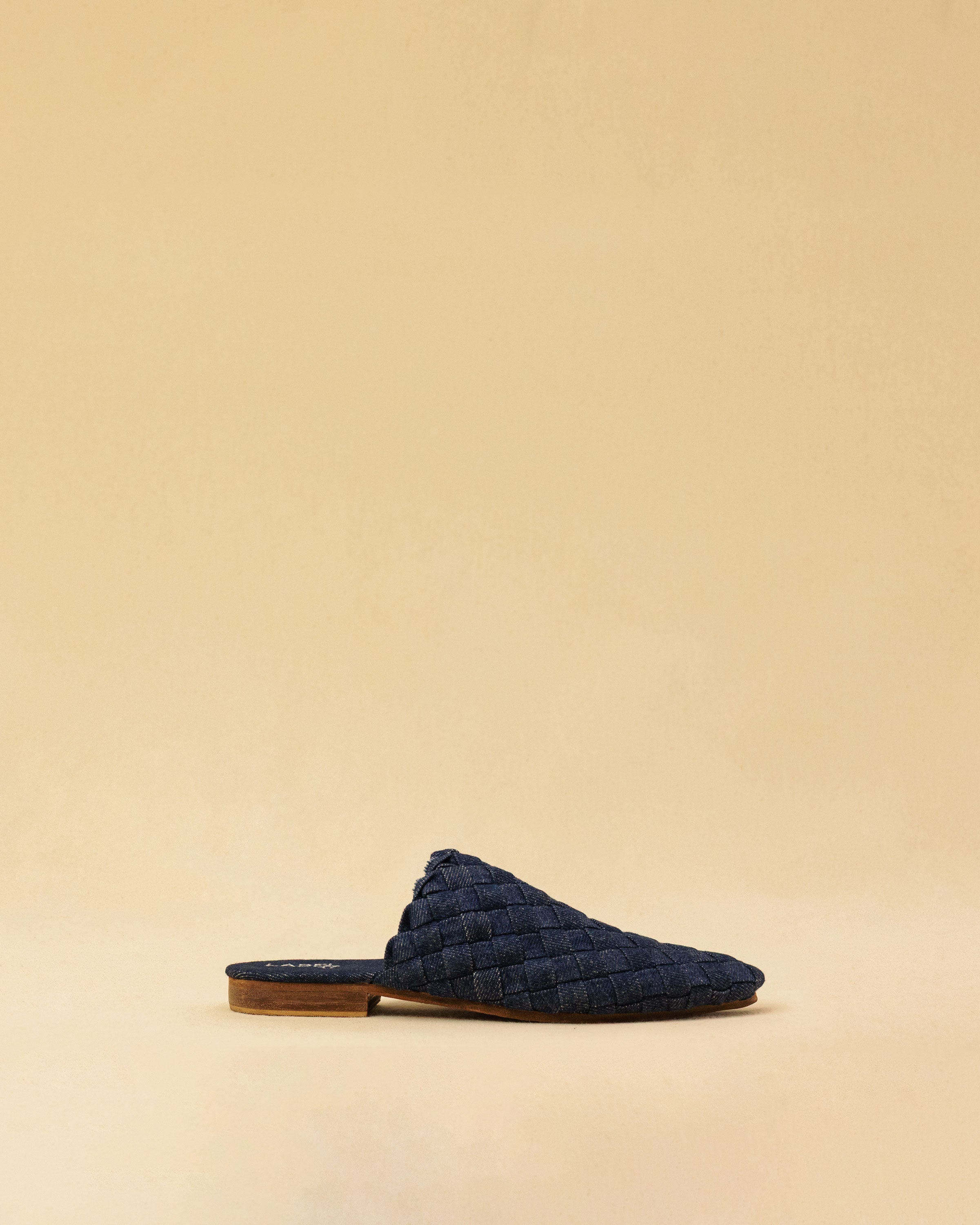 The Braided Mule COCO in Denim by LABEL17 blends artisanal craftsmanship with effortless elegance. Carefully hand-braided from premium washed cotton denim, it adds a unique texture to any look. The fine leather sole with a 1.5cm heel ensures comfort and a refined silhouette. Handmade in Morocco.