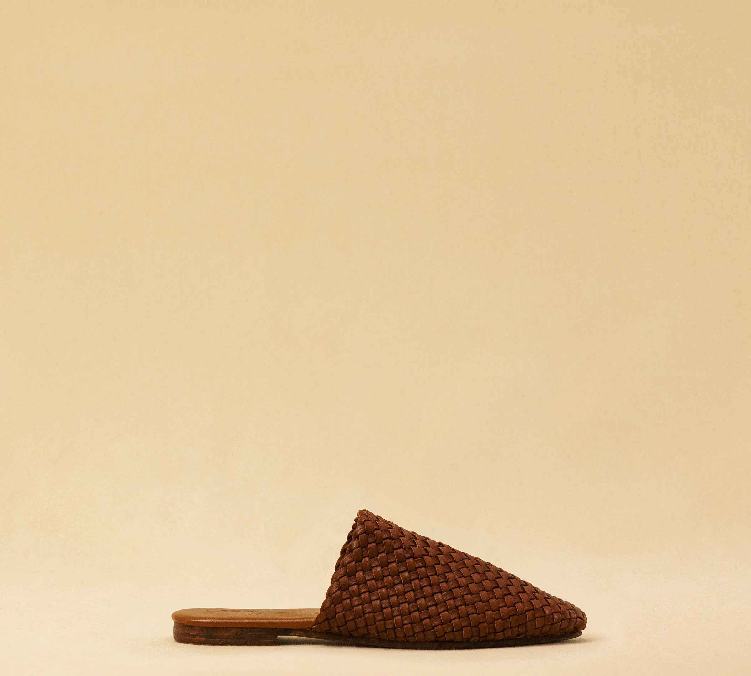 The Braided Mules COCO by LABEL17 are crafted from the finest vegetable-tanned lamb nappa leather and meticulously hand-braided. The delicate leather sole with a 1.5 cm heel ensures exceptional comfort and a refined silhouette. Handmade in Morocco.