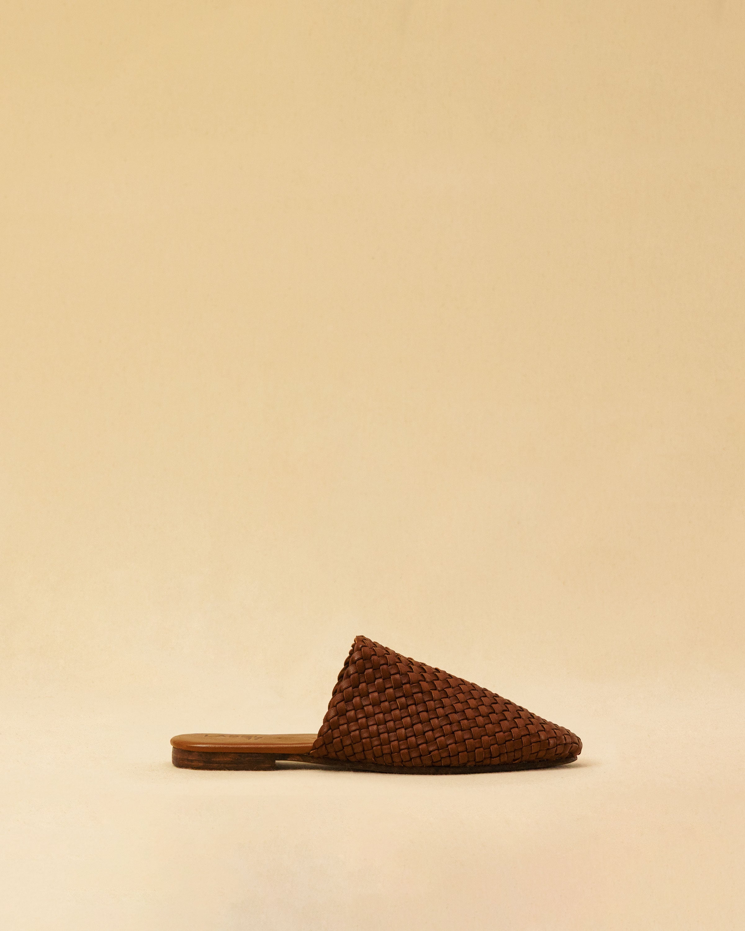 The Braided Mules COCO by LABEL17 are crafted from the finest vegetable-tanned lamb nappa leather and meticulously hand-braided. The delicate leather sole with a 1.5 cm heel ensures exceptional comfort and a refined silhouette. Handmade in Morocco.