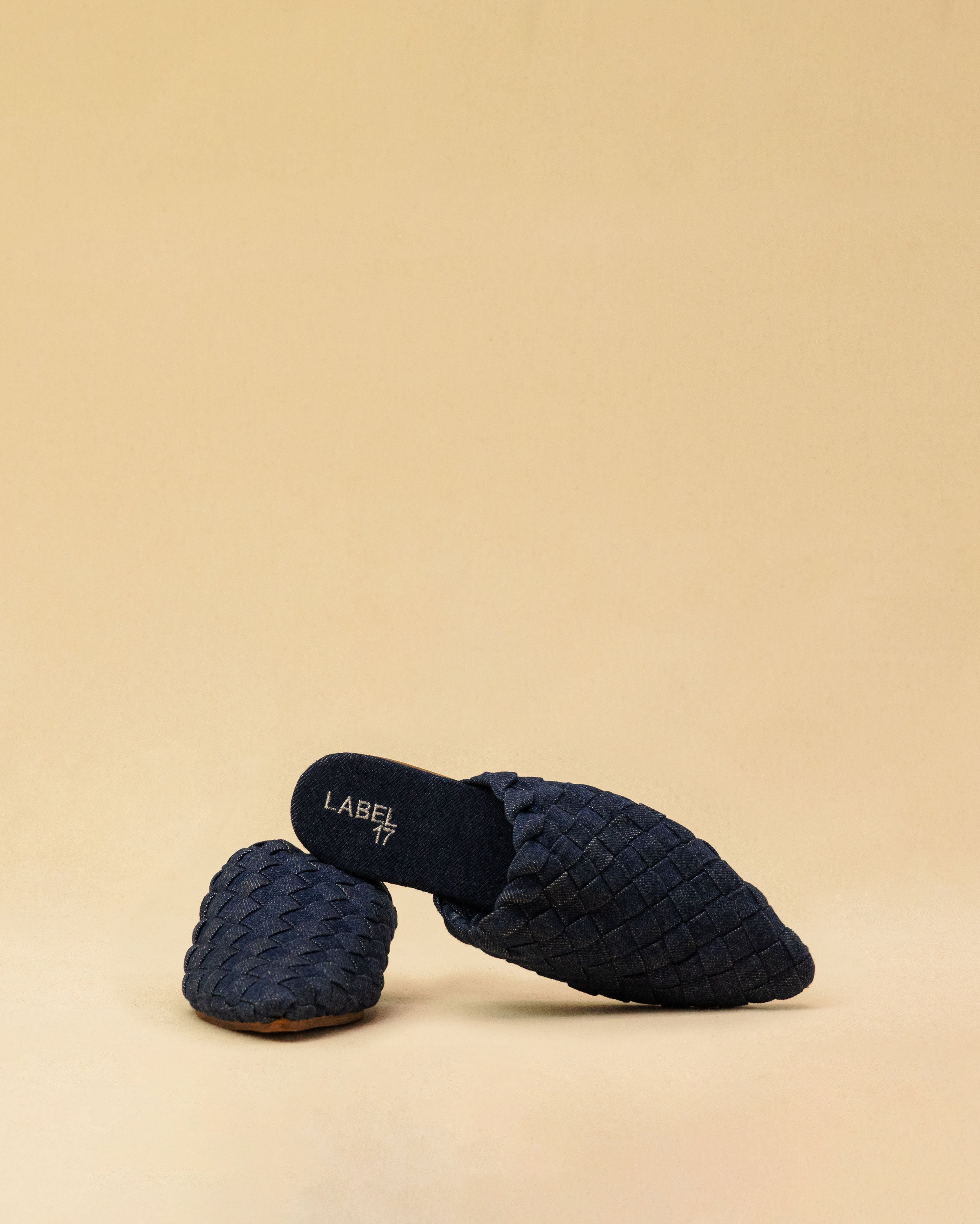 The Braided Mule COCO in Denim by LABEL17 blends artisanal craftsmanship with effortless elegance. Carefully hand-braided from premium washed cotton denim, it adds a unique texture to any look. The fine leather sole with a 1.5cm heel ensures comfort and a refined silhouette. Handmade in Morocco.