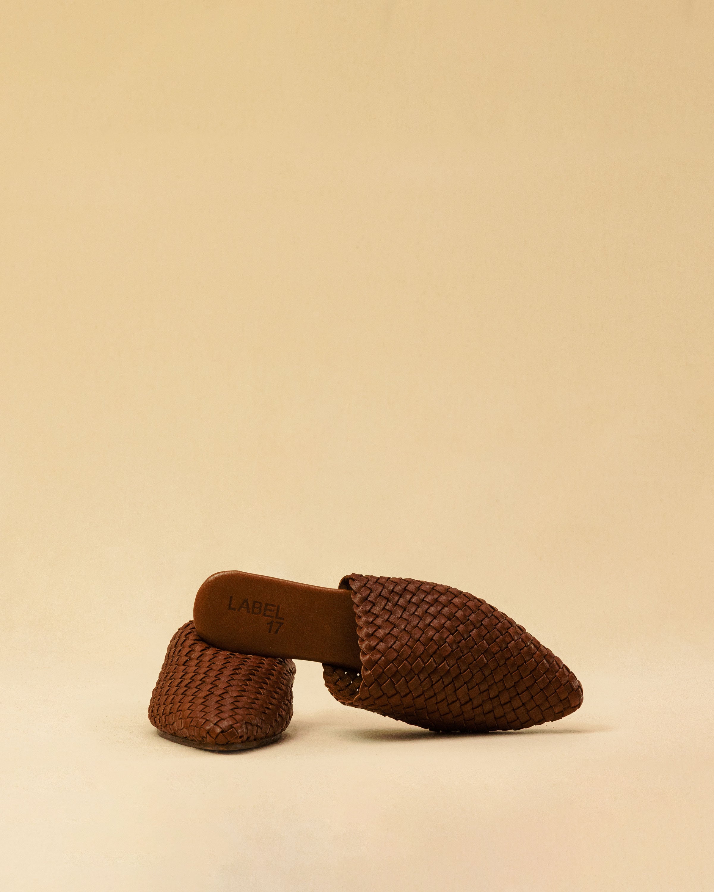 The Braided Mules COCO by LABEL17 are crafted from the finest vegetable-tanned lamb nappa leather and meticulously hand-braided. The delicate leather sole with a 1.5 cm heel ensures exceptional comfort and a refined silhouette. Handmade in Morocco.