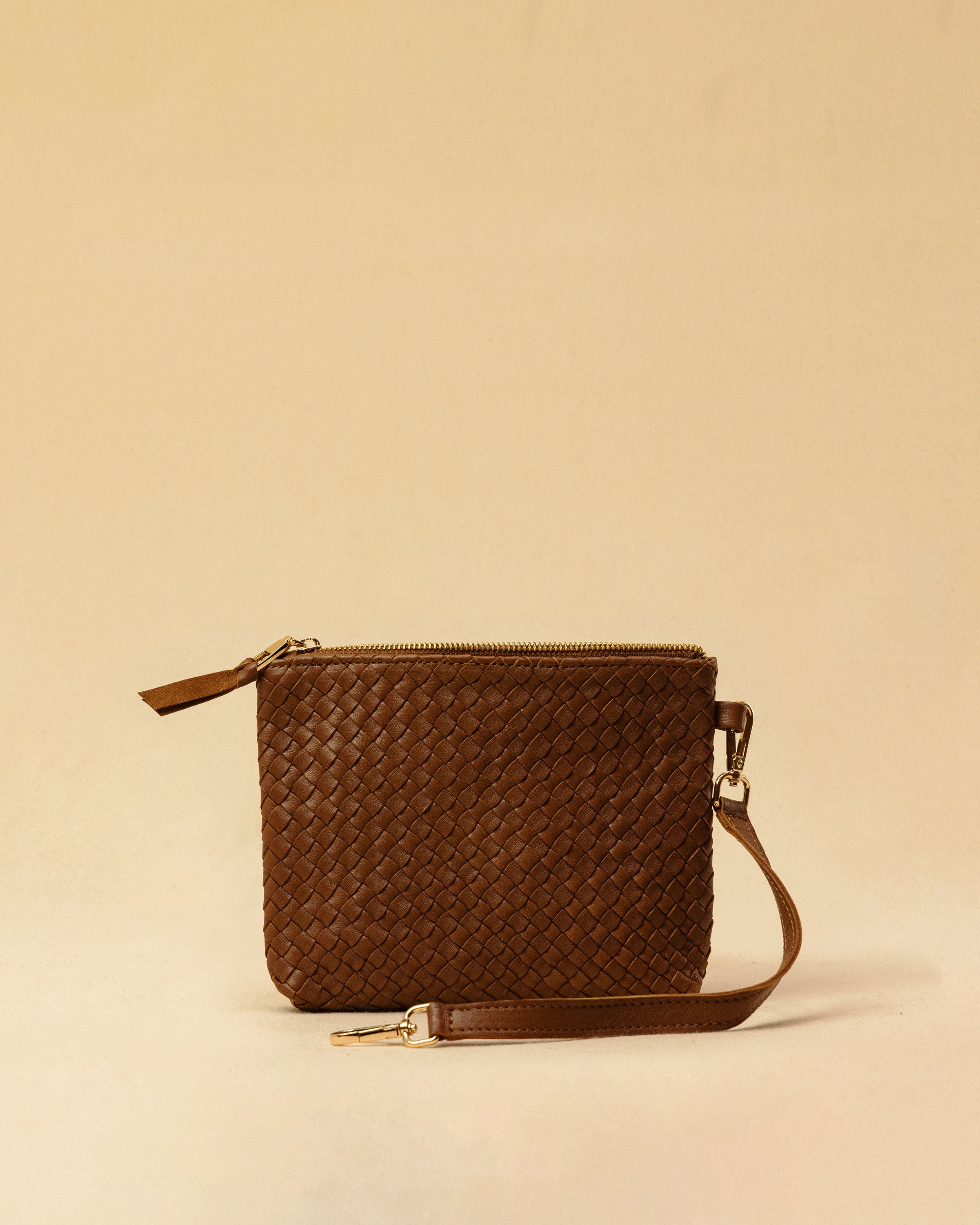 The Braided Leather Pouch GAIA by LABEL17 is crafted from soft, vegetable tanned nappa leather using an intricate braiding technique. Designed to carry your essentials, it features a leather strap with carabiner, allowing you to wear it on its own or attach it seamlessly inside your LABEL17 bags.