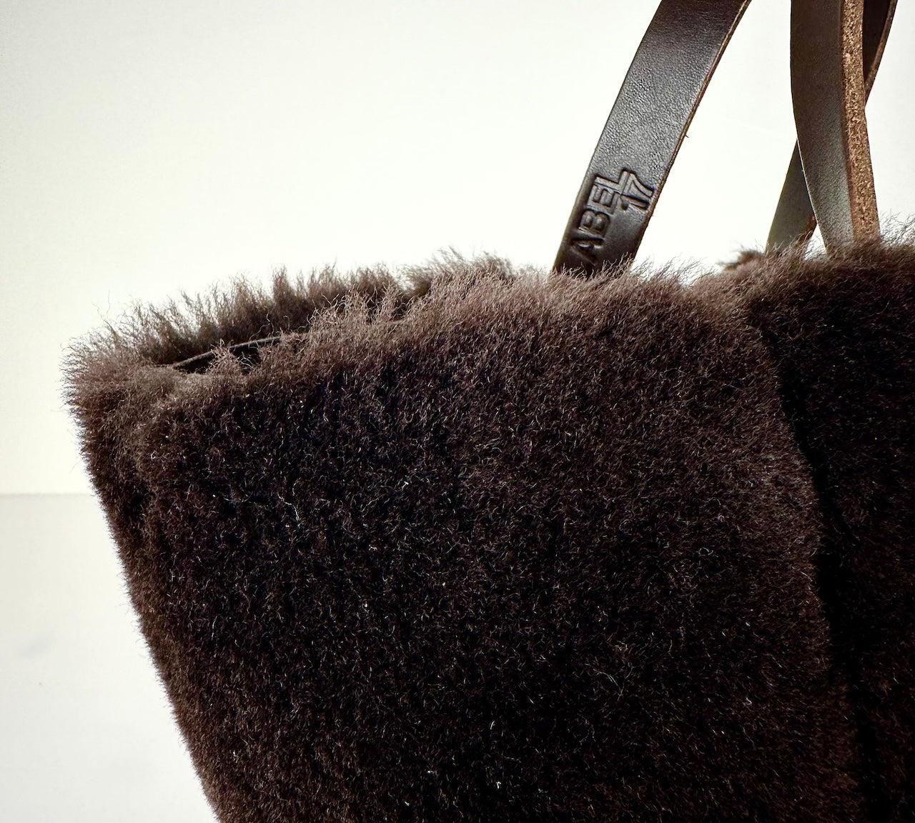 Die HANDBAG SHEARLING REVERSIBLE, MEDIUM von LABEL17 wird aus luxuriösem Merino-Lammfell gefertigt, das der Tasche einen einzigartigen und stilvollen Look verleiht. Mit dunkelbraunen Griffen aus Sattlerleder und einem abnehmbaren Schulterriemen bietet sie vielseitige Tragemöglichkeiten, egal ob in der Hand oder als Crossbody.
Diese reversible Tasche ist ein Meisterwerk der Schweizer Handwerkskunst und vereint schlichtes Design mit hochwertiger Sattlerarbeit. Jede Tasche ist ein Unikat. 