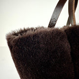 Die HANDBAG SHEARLING REVERSIBLE, MEDIUM von LABEL17 wird aus luxuriösem Merino-Lammfell gefertigt, das der Tasche einen einzigartigen und stilvollen Look verleiht. Mit dunkelbraunen Griffen aus Sattlerleder und einem abnehmbaren Schulterriemen bietet sie vielseitige Tragemöglichkeiten, egal ob in der Hand oder als Crossbody.
Diese reversible Tasche ist ein Meisterwerk der Schweizer Handwerkskunst und vereint schlichtes Design mit hochwertiger Sattlerarbeit. Jede Tasche ist ein Unikat. 