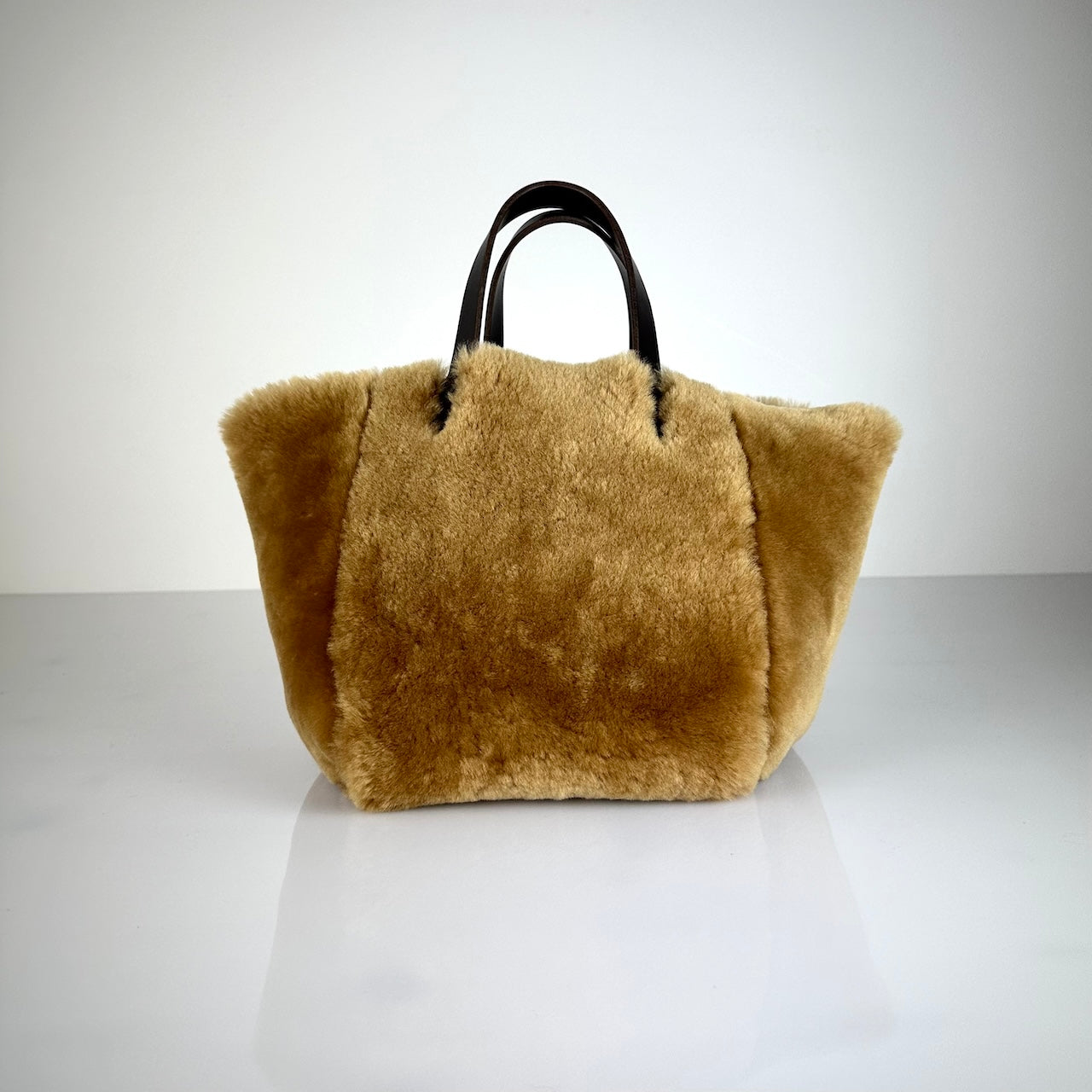 Diese HANDBAG SHEARLING REVERSIBLE, MEDIUM von LABEL17 wird aus luxuriösem Merino-Lammfell gefertigt, das der Tasche einen einzigartigen und stilvollen Look verleiht. Mit dunkelbraunen Griffen aus Sattlerleder und einem abnehmbaren Schulterriemen bietet sie vielseitige Tragemöglichkeiten, egal ob in der Hand oder als Crossbody.
Diese reversible Tasche ist ein Meisterwerk der Schweizer Handwerkskunst und vereint schlichtes Design mit hochwertiger Sattlerarbeit. Jede Tasche ist ein Unikat.