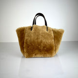 Diese HANDBAG SHEARLING REVERSIBLE, MEDIUM von LABEL17 wird aus luxuriösem Merino-Lammfell gefertigt, das der Tasche einen einzigartigen und stilvollen Look verleiht. Mit dunkelbraunen Griffen aus Sattlerleder und einem abnehmbaren Schulterriemen bietet sie vielseitige Tragemöglichkeiten, egal ob in der Hand oder als Crossbody.
Diese reversible Tasche ist ein Meisterwerk der Schweizer Handwerkskunst und vereint schlichtes Design mit hochwertiger Sattlerarbeit. Jede Tasche ist ein Unikat.