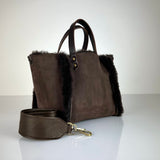 Die HANDBAG SHEARLING REVERSIBLE, MEDIUM von LABEL17 wird aus luxuriösem Merino-Lammfell gefertigt, das der Tasche einen einzigartigen und stilvollen Look verleiht. Mit dunkelbraunen Griffen aus Sattlerleder und einem abnehmbaren Schulterriemen bietet sie vielseitige Tragemöglichkeiten, egal ob in der Hand oder als Crossbody.
Diese reversible Tasche ist ein Meisterwerk der Schweizer Handwerkskunst und vereint schlichtes Design mit hochwertiger Sattlerarbeit. Jede Tasche ist ein Unikat. 