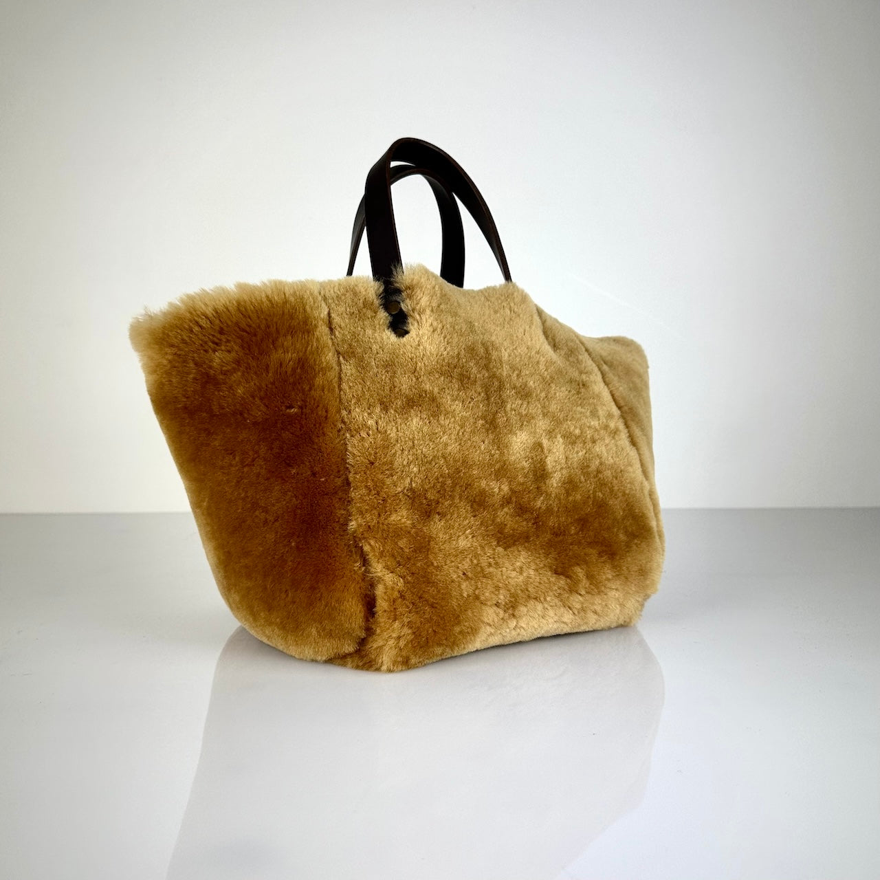 Diese HANDBAG SHEARLING REVERSIBLE, MEDIUM von LABEL17 wird aus luxuriösem Merino-Lammfell gefertigt, das der Tasche einen einzigartigen und stilvollen Look verleiht. Mit dunkelbraunen Griffen aus Sattlerleder und einem abnehmbaren Schulterriemen bietet sie vielseitige Tragemöglichkeiten, egal ob in der Hand oder als Crossbody.
Diese reversible Tasche ist ein Meisterwerk der Schweizer Handwerkskunst und vereint schlichtes Design mit hochwertiger Sattlerarbeit. Jede Tasche ist ein Unikat.