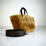 Diese HANDBAG SHEARLING REVERSIBLE, MEDIUM von LABEL17 wird aus luxuriösem Merino-Lammfell gefertigt, das der Tasche einen einzigartigen und stilvollen Look verleiht. Mit dunkelbraunen Griffen aus Sattlerleder und einem abnehmbaren Schulterriemen bietet sie vielseitige Tragemöglichkeiten, egal ob in der Hand oder als Crossbody.
Diese reversible Tasche ist ein Meisterwerk der Schweizer Handwerkskunst und vereint schlichtes Design mit hochwertiger Sattlerarbeit. Jede Tasche ist ein Unikat.