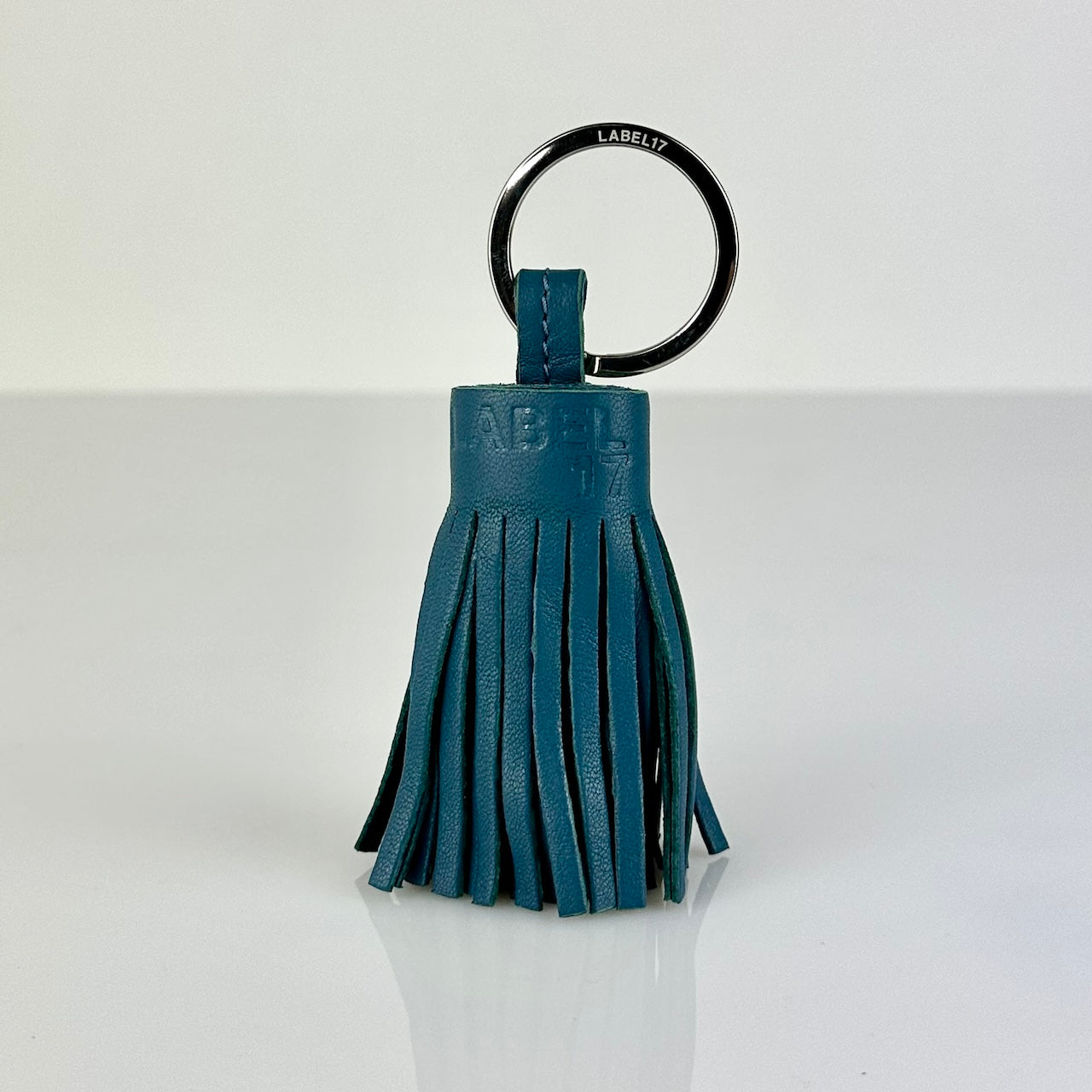 Der Keyring Pompom Medium in Blue von LABEL17 ist ein Mittelgrosser Schlüsselanhänger, gefertigt aus geschmeidigem, pflanzlich gegerbtem Lamm-Nappaleder. Liegt angenehm in der Hand und ziert jeden Schlüsselbund.