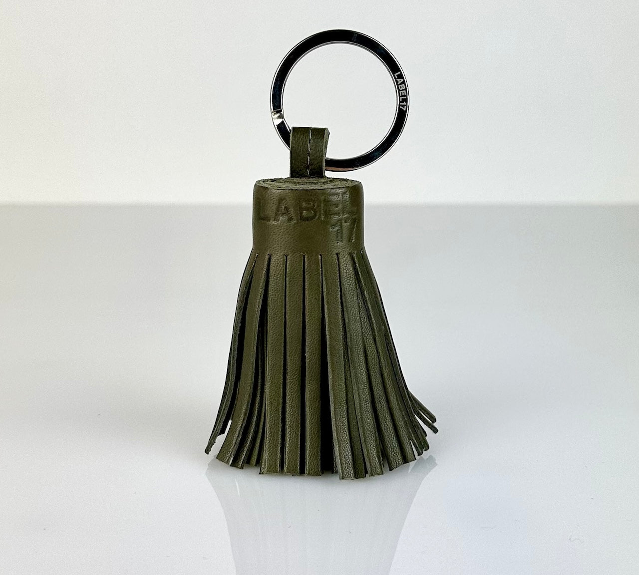 Der Keyring Pompom Medium in Olive von LABEL17 ist ein Mittelgrosser Schlüsselanhänger, gefertigt aus geschmeidigem, pflanzlich gegerbtem Lamm-Nappaleder. Liegt angenehm in der Hand und ziert jeden Schlüsselbund.