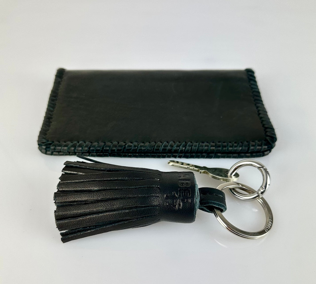 Der Keyring Pompom Medium in Black von LABEL17 ist ein Mittelgrosser Schlüsselanhänger, gefertigt aus geschmeidigem, pflanzlich gegerbtem Lamm-Nappaleder. Liegt angenehm in der Hand und ziert jeden Schlüsselbund.