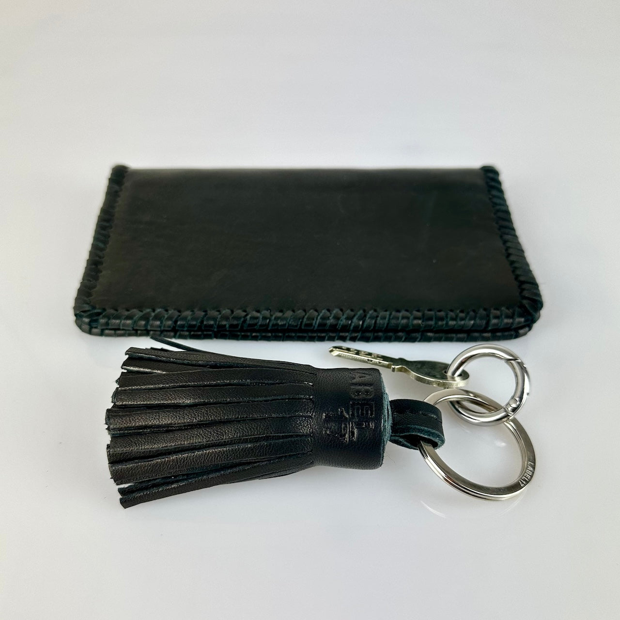 Der Keyring Pompom Medium in Black von LABEL17 ist ein Mittelgrosser Schlüsselanhänger, gefertigt aus geschmeidigem, pflanzlich gegerbtem Lamm-Nappaleder. Liegt angenehm in der Hand und ziert jeden Schlüsselbund.