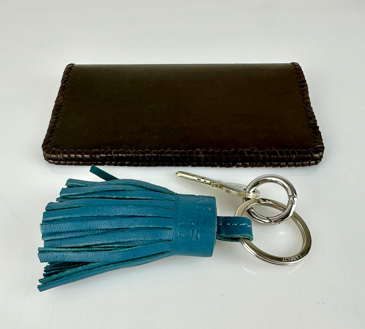 Der Keyring Pompom Medium in Blue von LABEL17 ist ein Mittelgrosser Schlüsselanhänger, gefertigt aus geschmeidigem, pflanzlich gegerbtem Lamm-Nappaleder. Liegt angenehm in der Hand und ziert jeden Schlüsselbund.