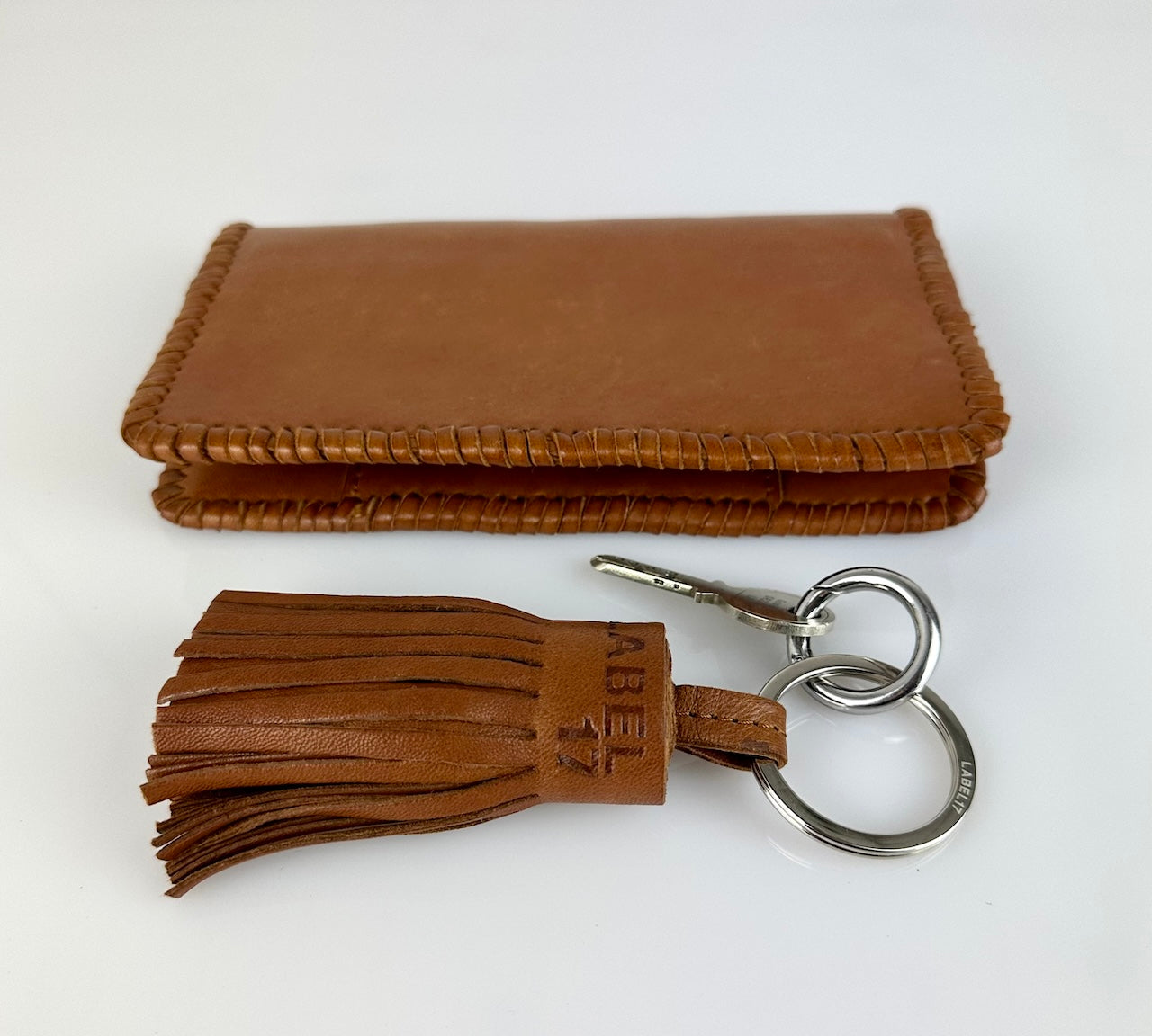 Der Keyring Pompom Medium in Cognac von LABEL17 ist ein Mittelgrosser Schlüsselanhänger, gefertigt aus geschmeidigem, pflanzlich gegerbtem Lamm-Nappaleder. Liegt angenehm in der Hand und ziert jeden Schlüsselbund.