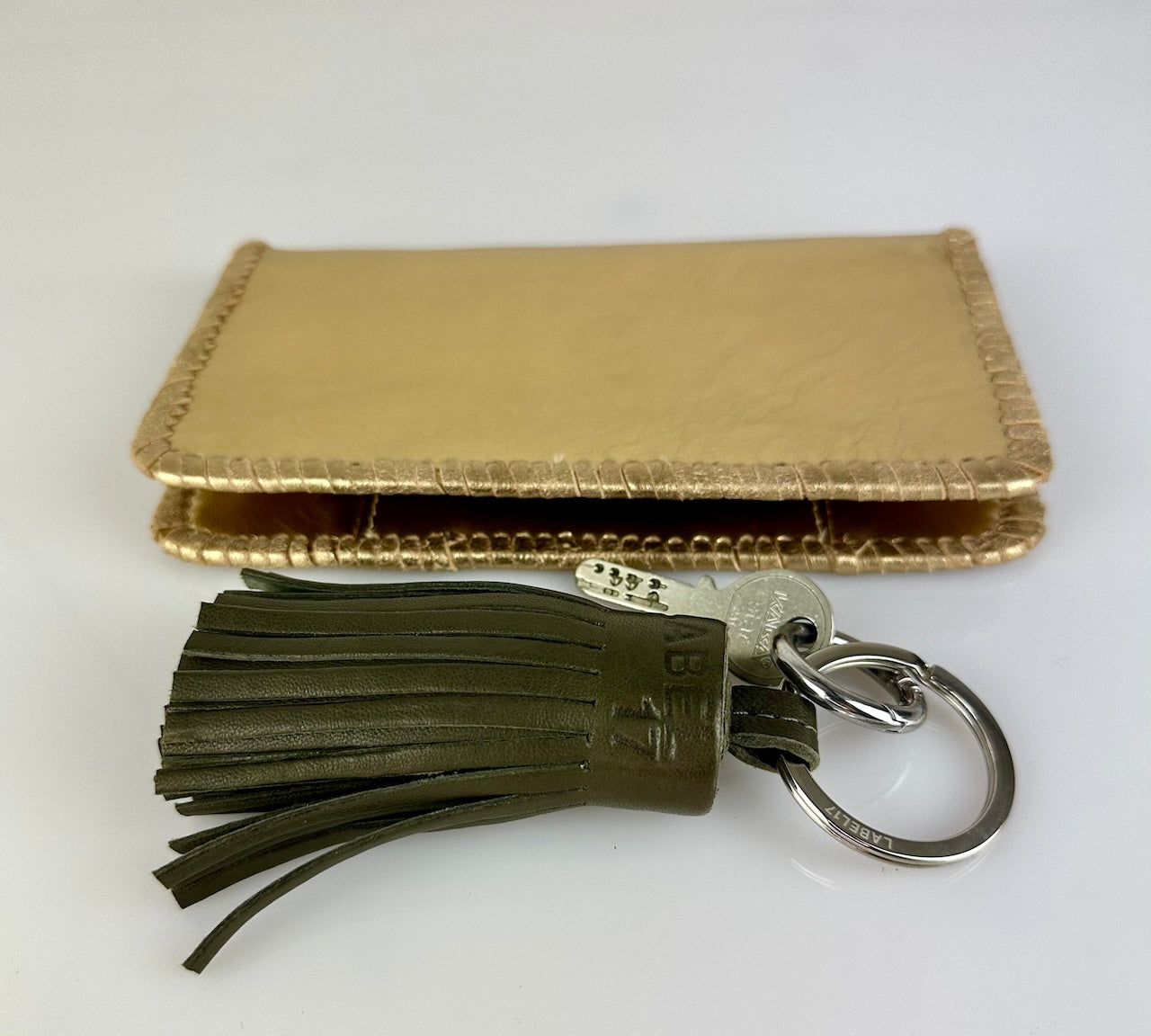 Der Keyring Pompom Medium in Olive von LABEL17 ist ein Mittelgrosser Schlüsselanhänger, gefertigt aus geschmeidigem, pflanzlich gegerbtem Lamm-Nappaleder. Liegt angenehm in der Hand und ziert jeden Schlüsselbund.