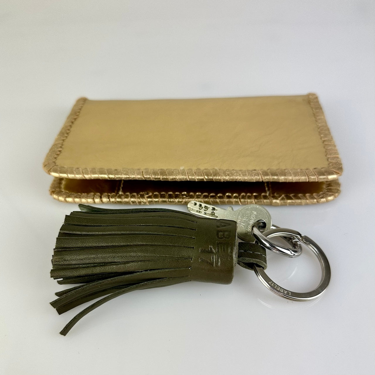 Der Keyring Pompom Medium in Olive von LABEL17 ist ein Mittelgrosser Schlüsselanhänger, gefertigt aus geschmeidigem, pflanzlich gegerbtem Lamm-Nappaleder. Liegt angenehm in der Hand und ziert jeden Schlüsselbund.