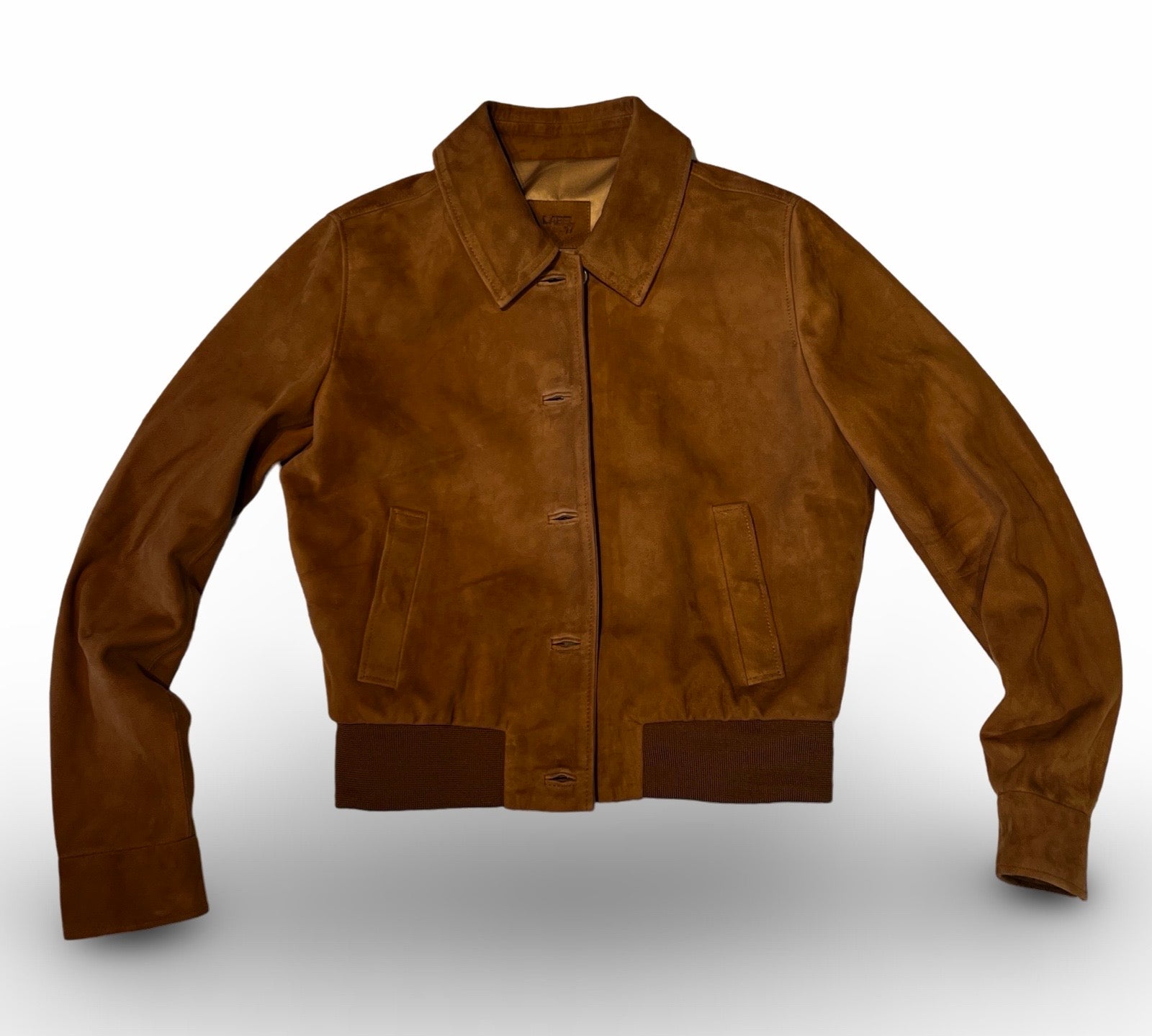 Die Lederjacke AMAL in Cognac besticht durch die kurze und figurschmeichelnde Passform, hergestellt in Marokko