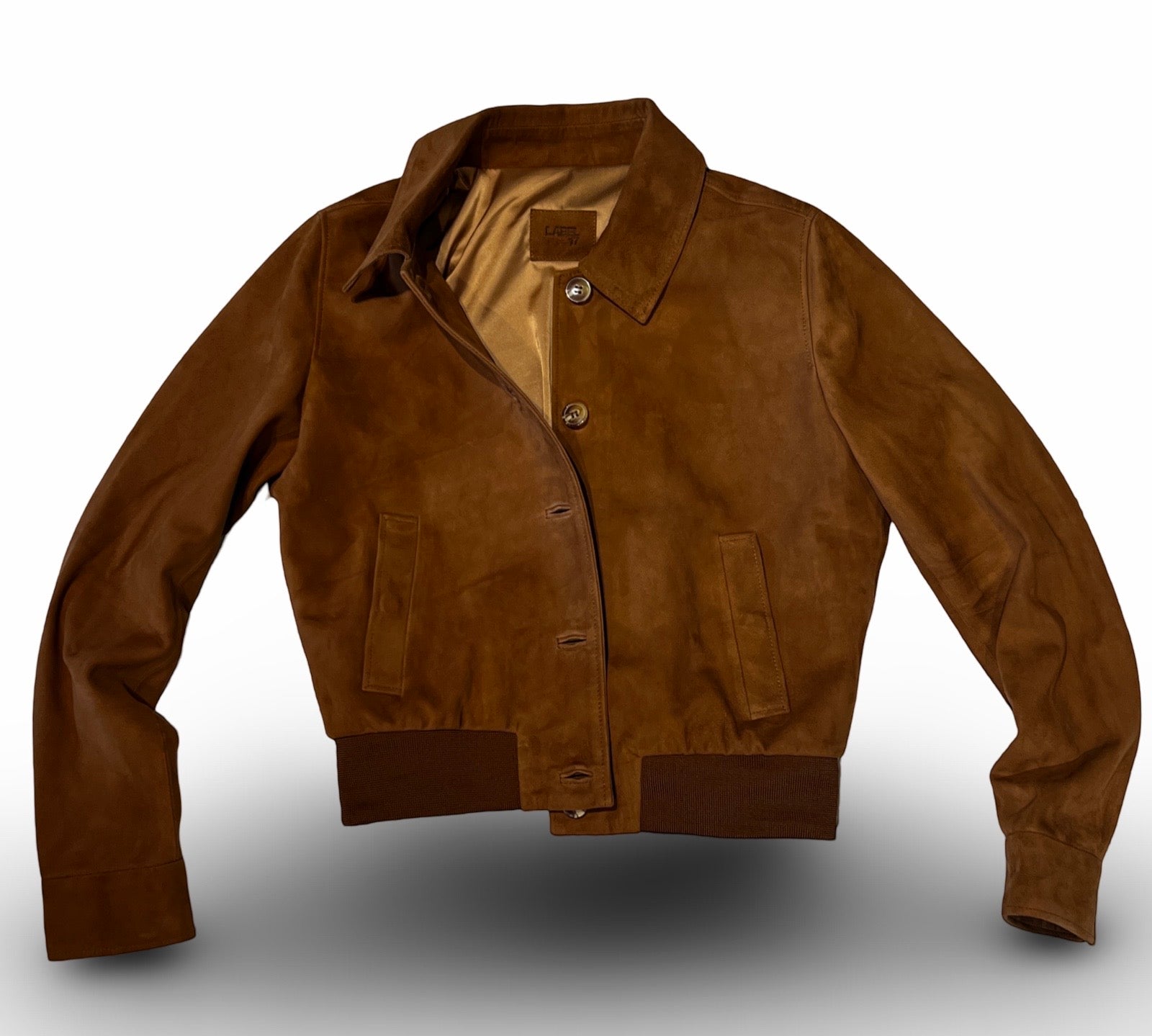 Die Lederjacke AMAL in Cognac besticht durch die kurze und figurschmeichelnde Passform, hergestellt in Marokko