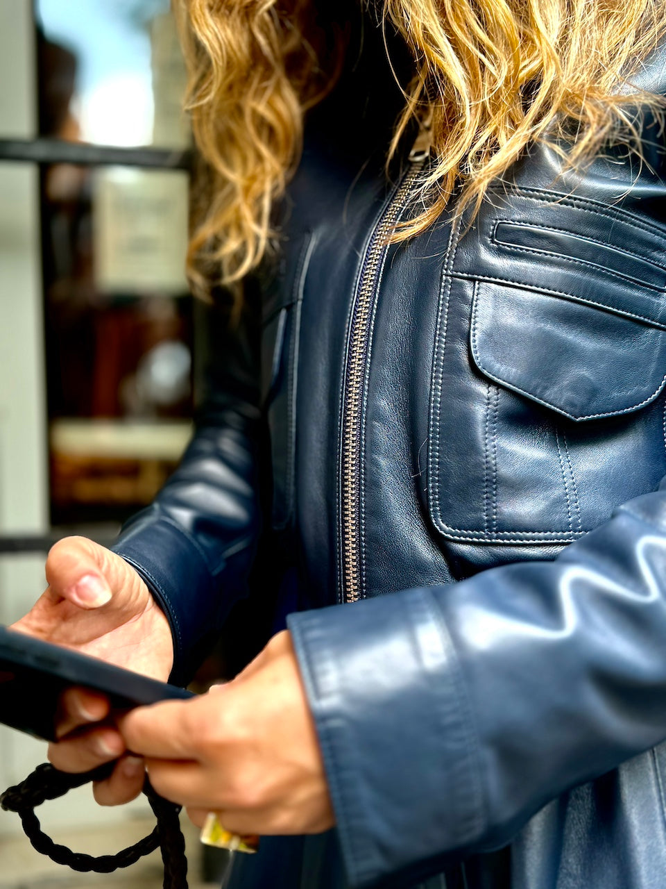 Unsere LABEL17 Lederjacke ALEX besticht durch die aufgesetzten Taschen im Retro-Design. Durch Ihre kurze, figurschmeichelnde Passform harmoniert Sie perfekt mit unserem Lederrock JACKIE oder der liebsten High-Waist-Jeans. Gefertigt aus feinstem Nappaleder, ist sie ein zeitloses Highlight für die Garderobe und wird zum jahrelangen Begleiter.
Handgefertigt in Marokko.