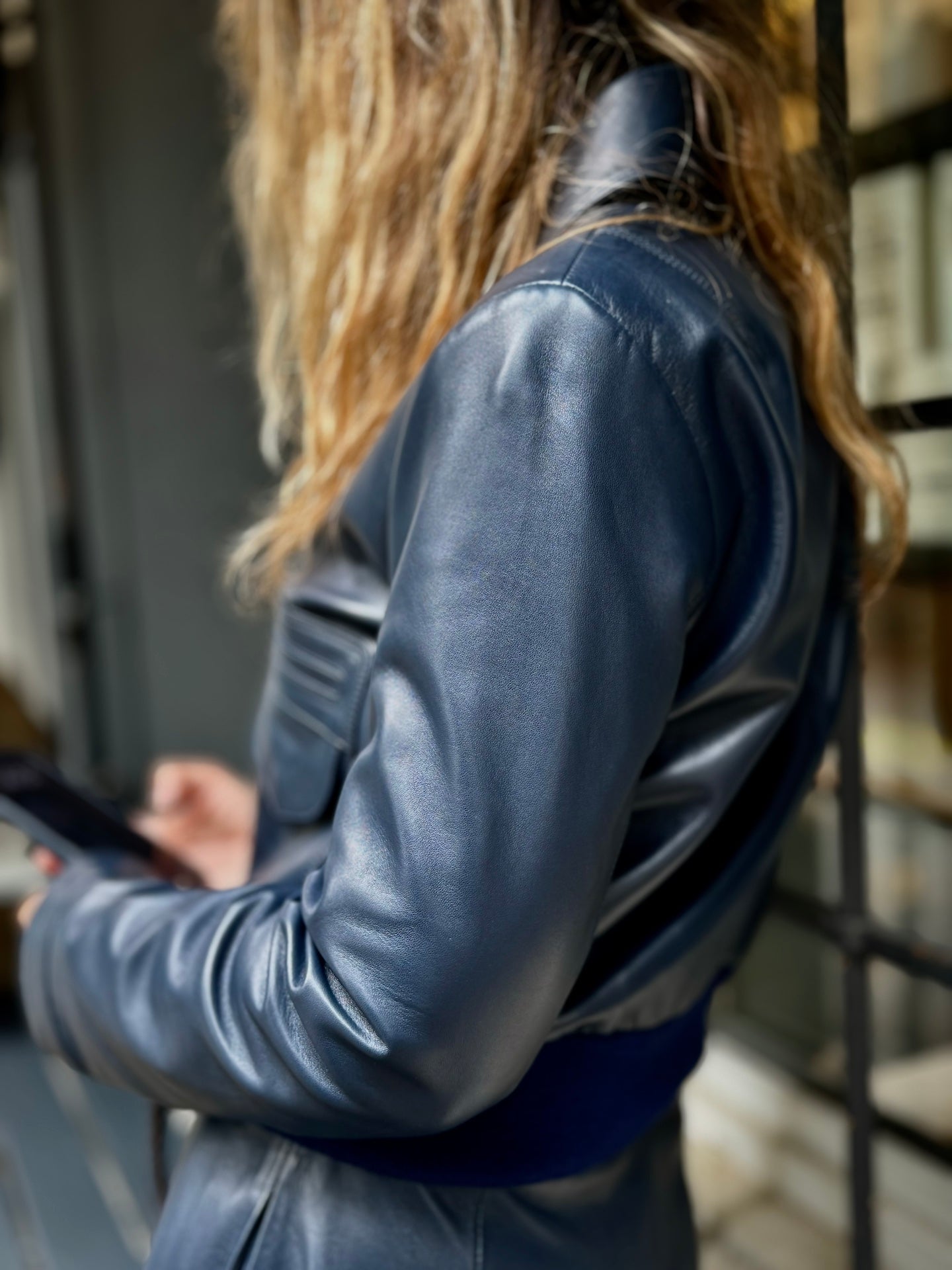 Unsere LABEL17 Lederjacke ALEX besticht durch die aufgesetzten Taschen im Retro-Design. Durch Ihre kurze, figurschmeichelnde Passform harmoniert Sie perfekt mit unserem Lederrock JACKIE oder der liebsten High-Waist-Jeans. Gefertigt aus feinstem Nappaleder, ist sie ein zeitloses Highlight für die Garderobe und wird zum jahrelangen Begleiter.
Handgefertigt in Marokko.