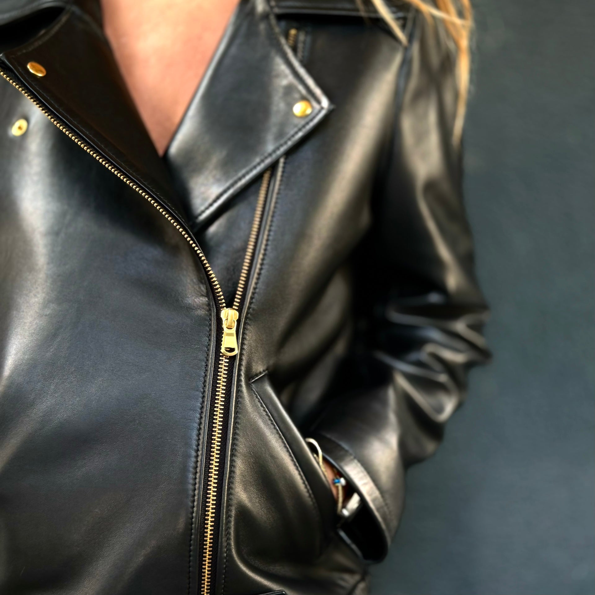 Die schwarze Lederjacke KATE von LABEL17, eine klassische Perfecto, überzeugt durch stilvolle Details wie den abnehmbaren Lammfell-Kragen-Besatz. Gefertigt aus feinstem Nappaleder, ist diese Jacke ein zeitloses Highlight. Die goldenen Beschläge verleihen dem Design einen lässigen, und gleichzeitig eleganten Touch. Diese Jacke von höchster Qualität ist eine gute Investition und wird Sie jahrelang begleiten.