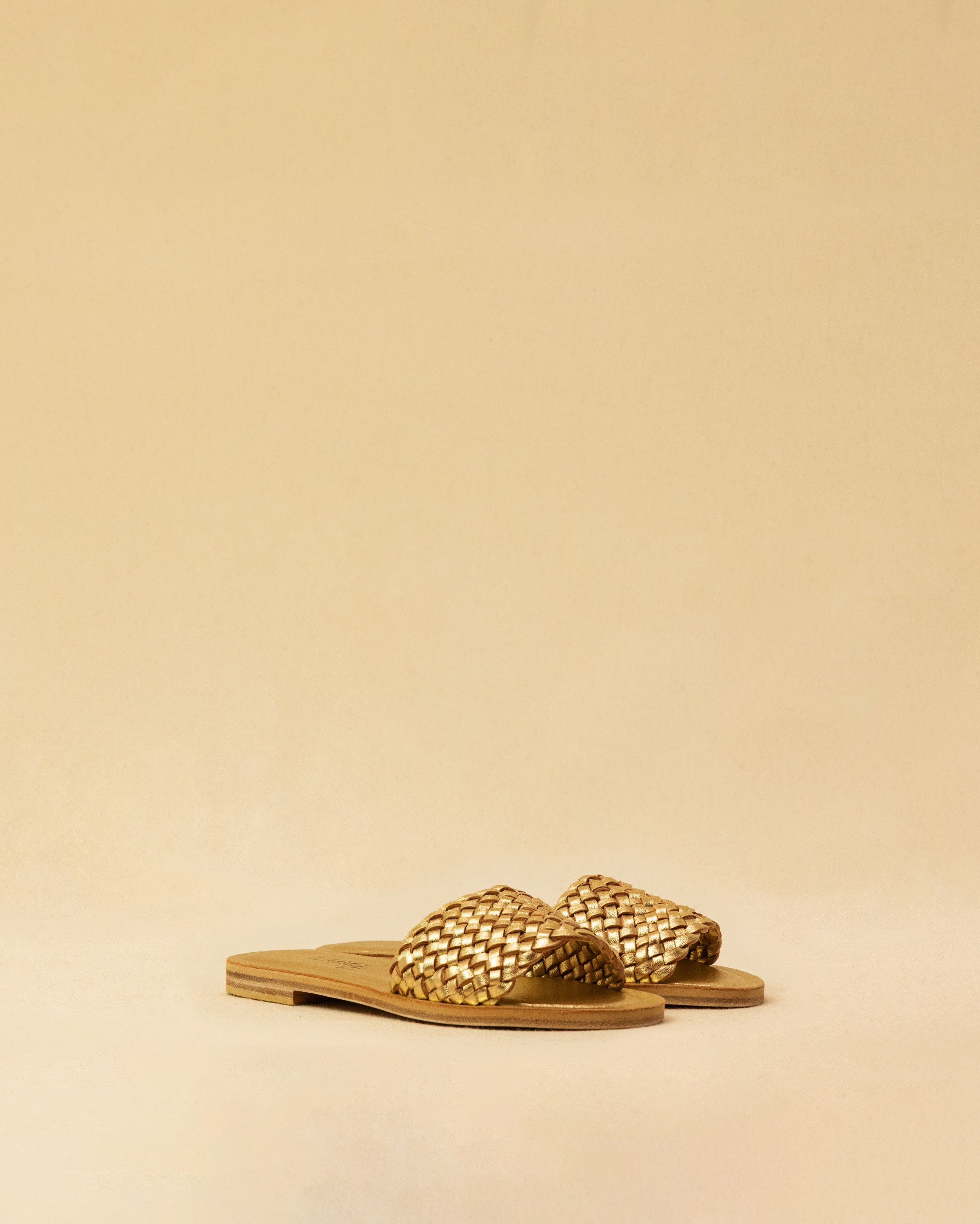 Flat leather Sandal RIVIERA by LABEL17, crafted from fine, hand-braided lamb nappa leather. Featuring a 1.5 cm heel with a Vibram sole for durability and comfort. The leather is meticulously braided by hand in Morocco before being handcrafted into the final sandal in Greece.