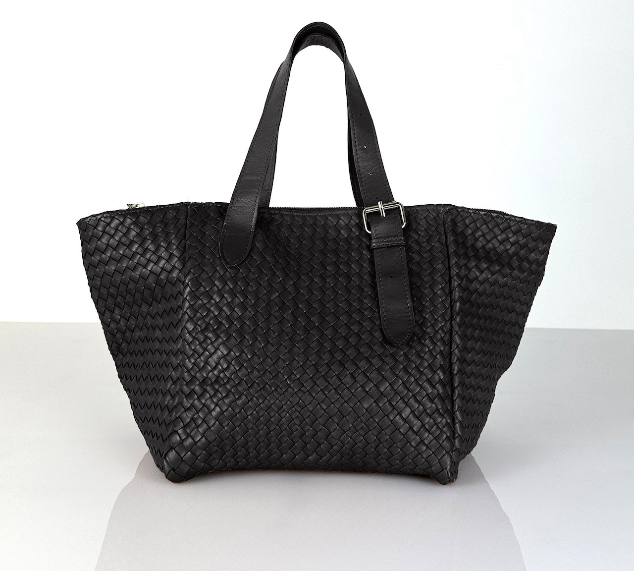 Shoulder Bag IRIA Medium in Black, handgefertigt aus geschmeidigem Lamm-Nappaleder, von Hand geflochten in Marokko, Designed und produziert von LABEL17