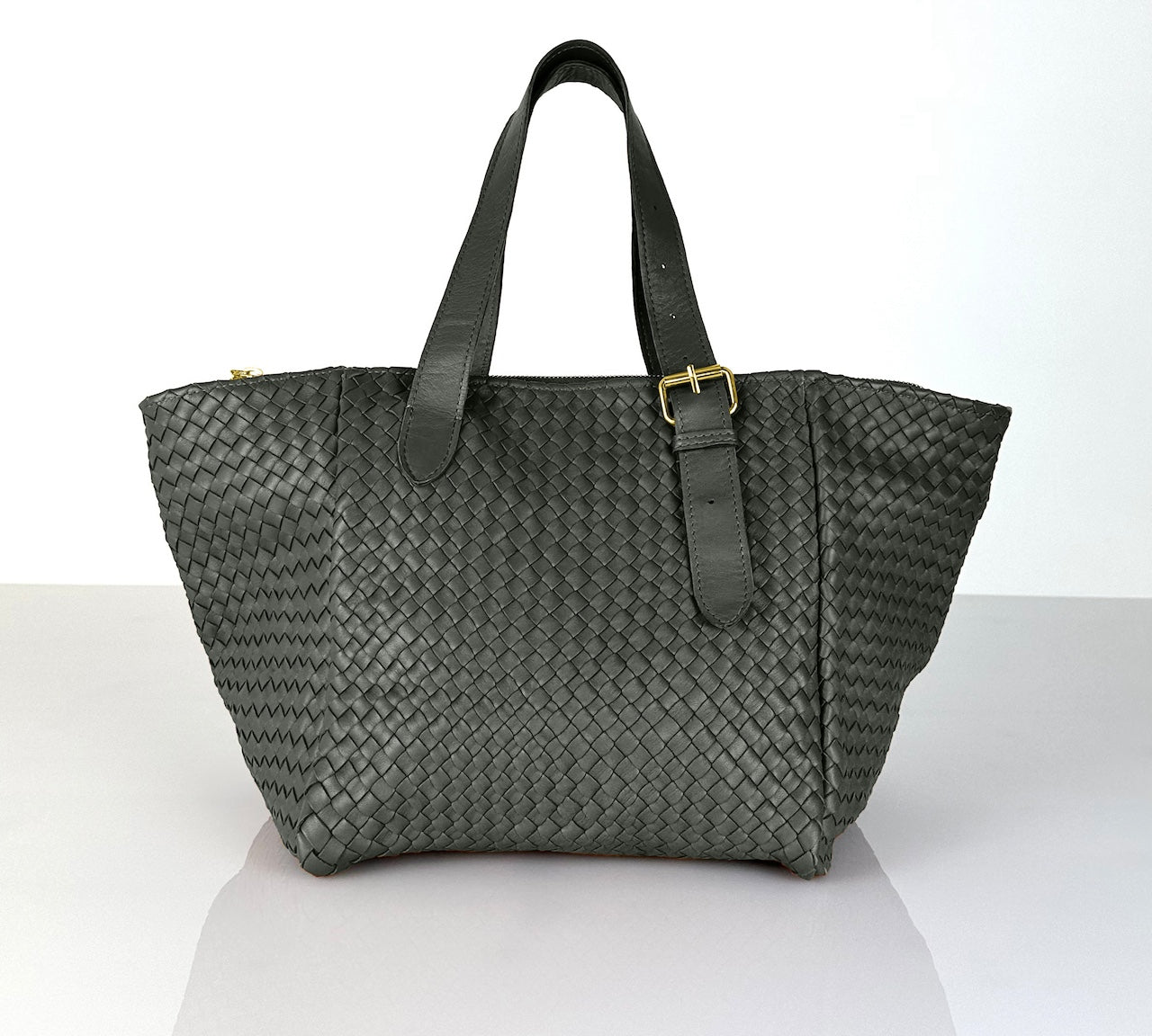 Shoulder Bag IRIA Medium in Charcoal Grey, handgefertigt aus geschmeidigem Lamm-Nappaleder, von Hand geflochten in Marokko, Designed und produziert von LABEL17