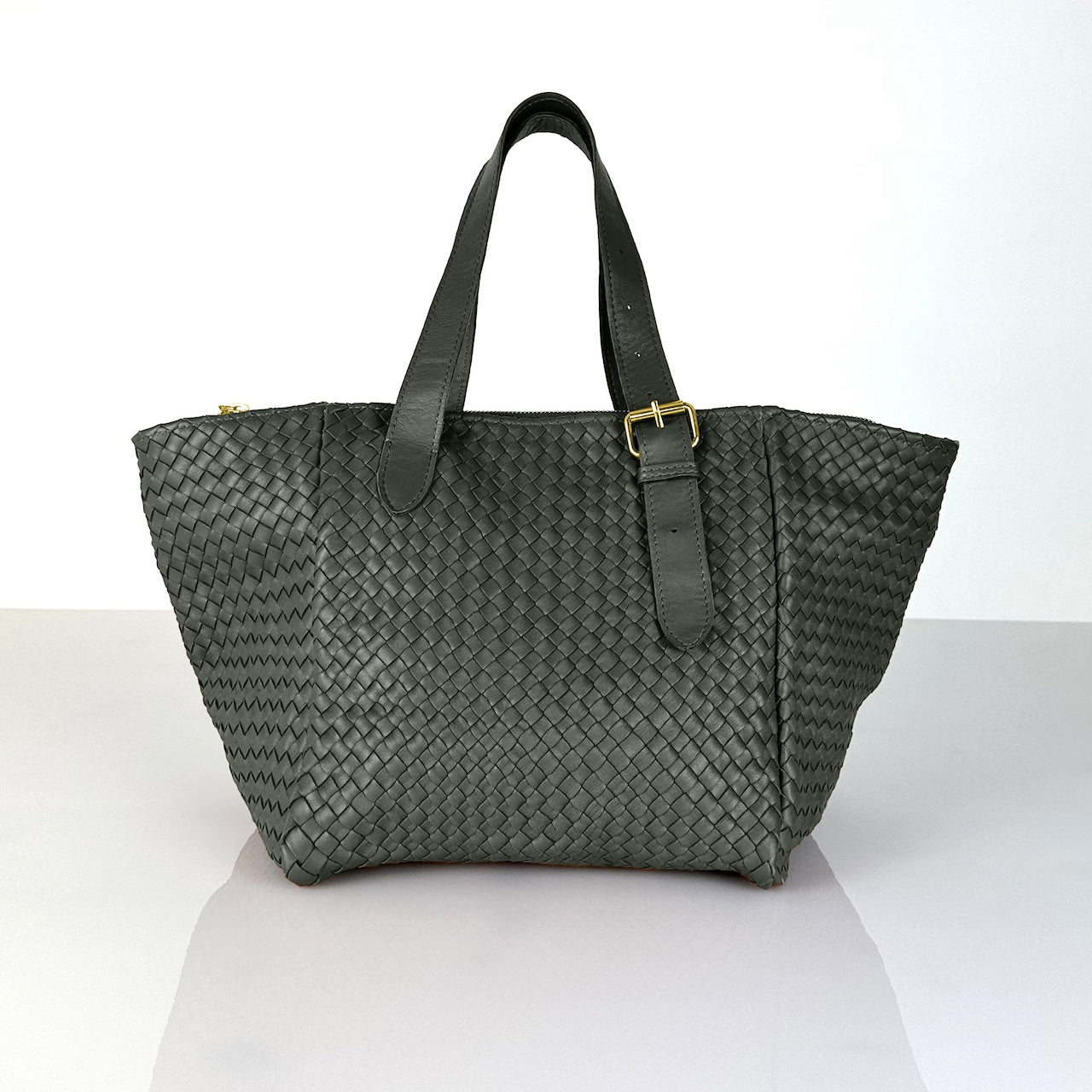 Shoulder Bag IRIA Medium in Charcoal Grey, handgefertigt aus geschmeidigem Lamm-Nappaleder, von Hand geflochten in Marokko, Designed und produziert von LABEL17