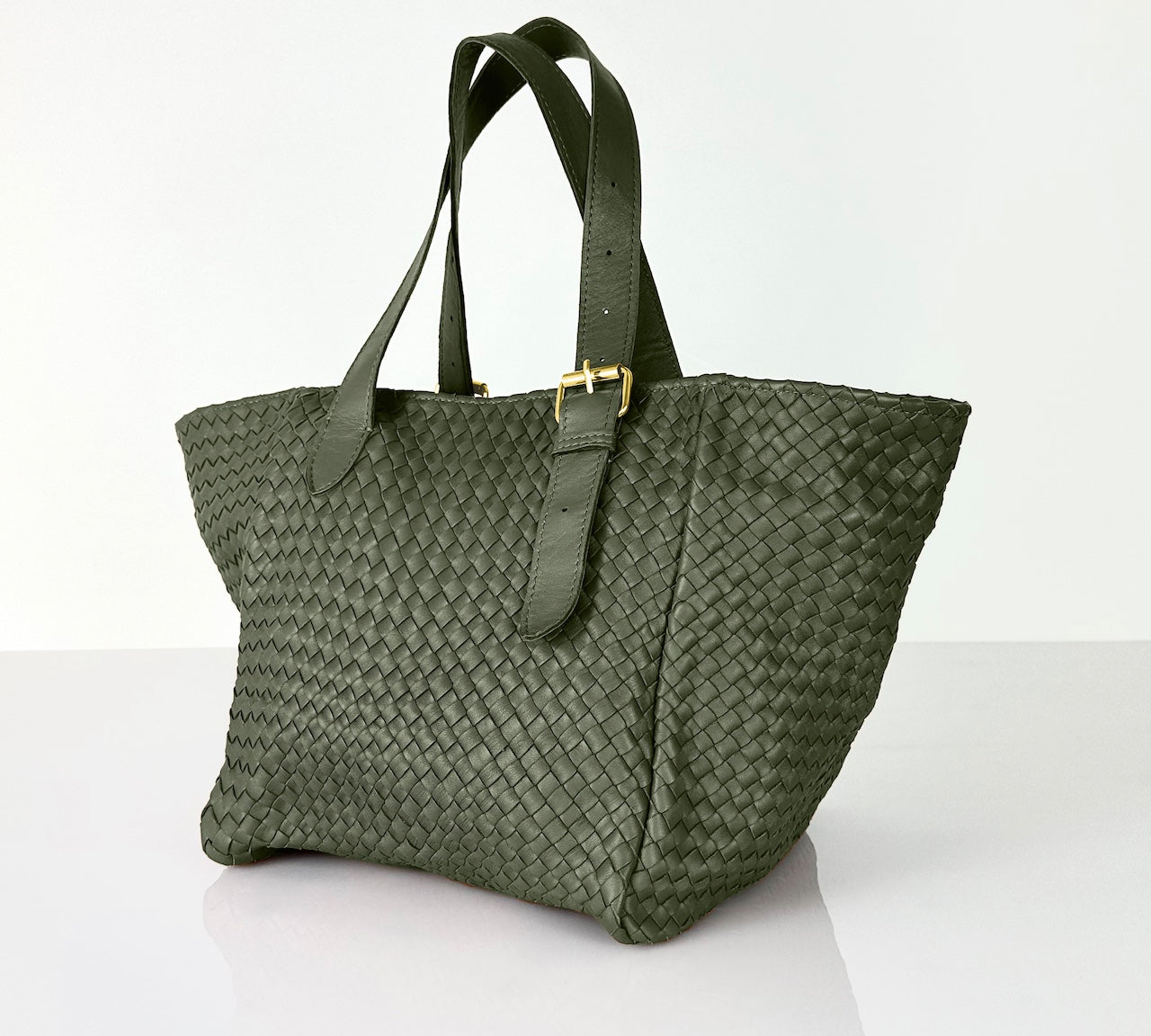 Shoulder Bag IRIA Medium in Hunter Green, handgefertigt aus geschmeidigem Lamm-Nappaleder, von Hand geflochten in Marokko, Designed und produziert von LABEL17