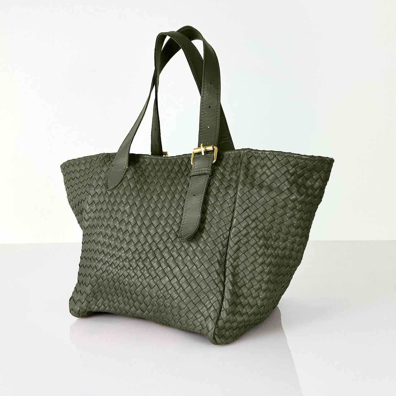 Shoulder Bag IRIA Medium in Hunter Green, handgefertigt aus geschmeidigem Lamm-Nappaleder, von Hand geflochten in Marokko, Designed und produziert von LABEL17