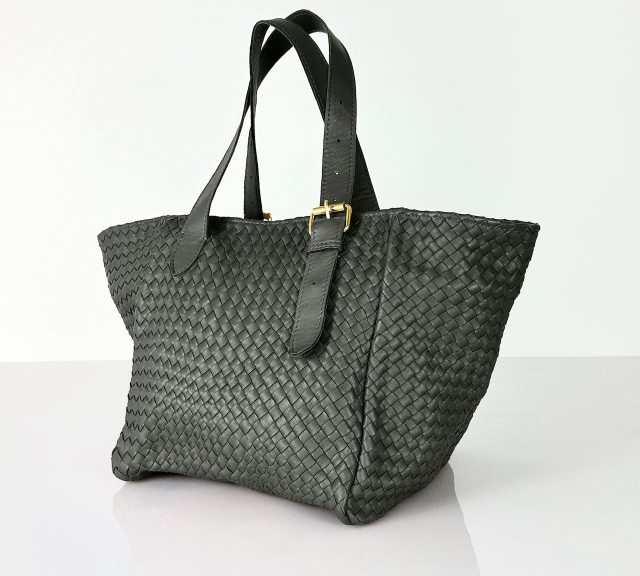 Shoulder Bag IRIA Medium in Charcoal Grey, handgefertigt aus geschmeidigem Lamm-Nappaleder, von Hand geflochten in Marokko, Designed und produziert von LABEL17