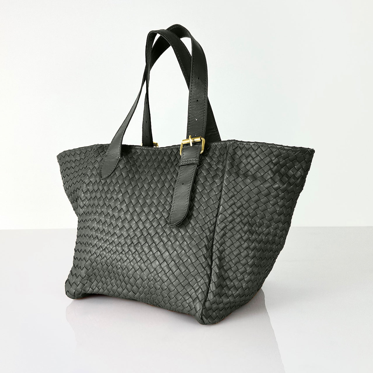 Shoulder Bag IRIA Medium in Charcoal Grey, handgefertigt aus geschmeidigem Lamm-Nappaleder, von Hand geflochten in Marokko, Designed und produziert von LABEL17