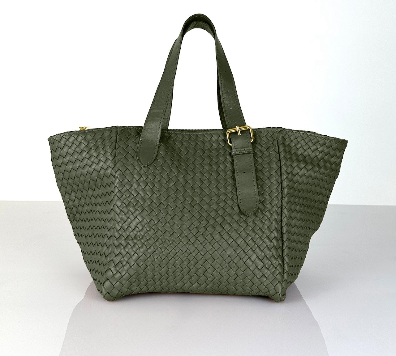 Shoulder Bag IRIA Medium in Hunter Green, handgefertigt aus geschmeidigem Lamm-Nappaleder, von Hand geflochten in Marokko, Designed und produziert von LABEL17